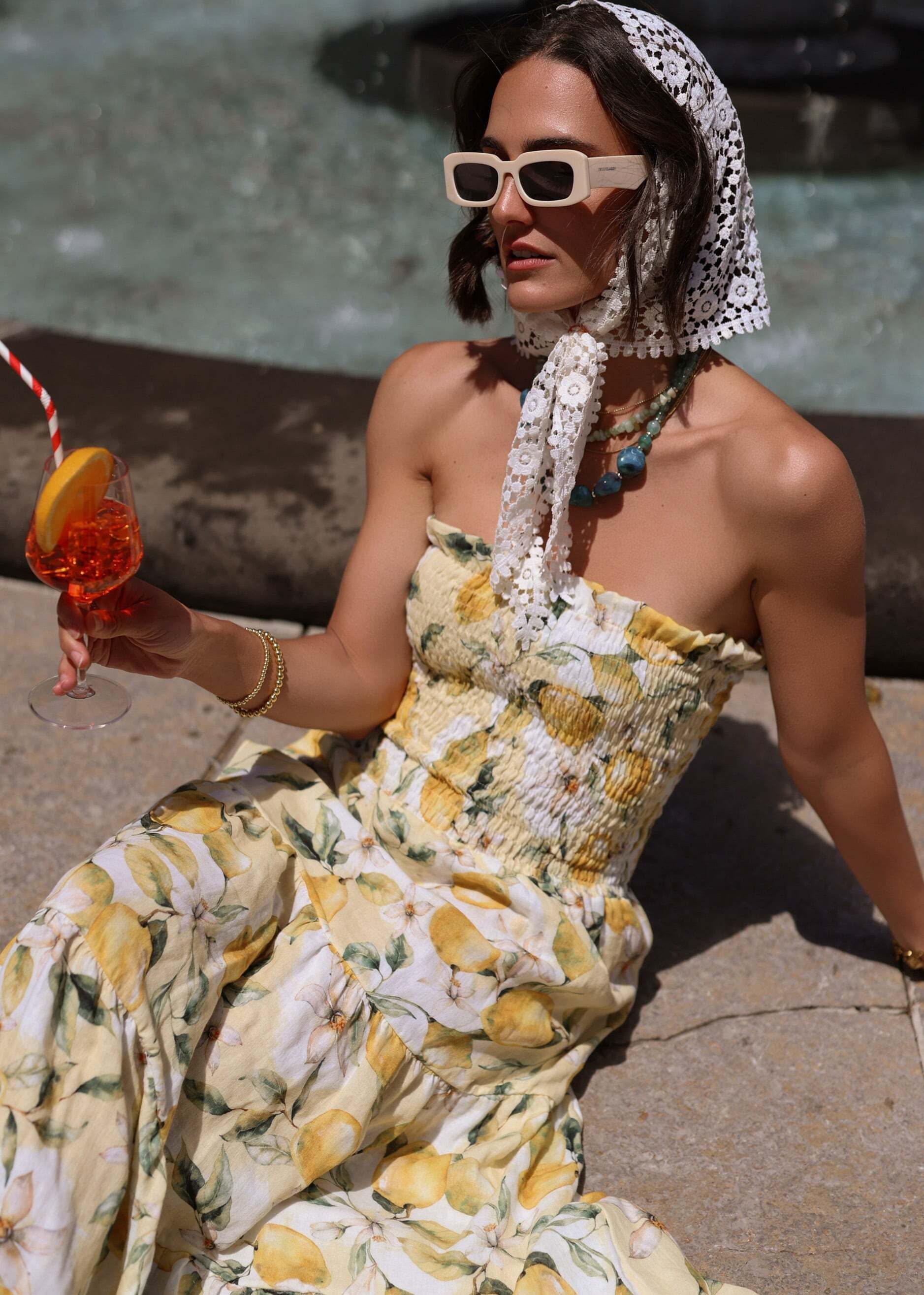 SASSYCLASSY Maxikleid Gesmoktes Musselin Bandeau Kleid Damen Luftiges Maxikleid mit Lemon-Print und fließendem Stufenrock Gelb