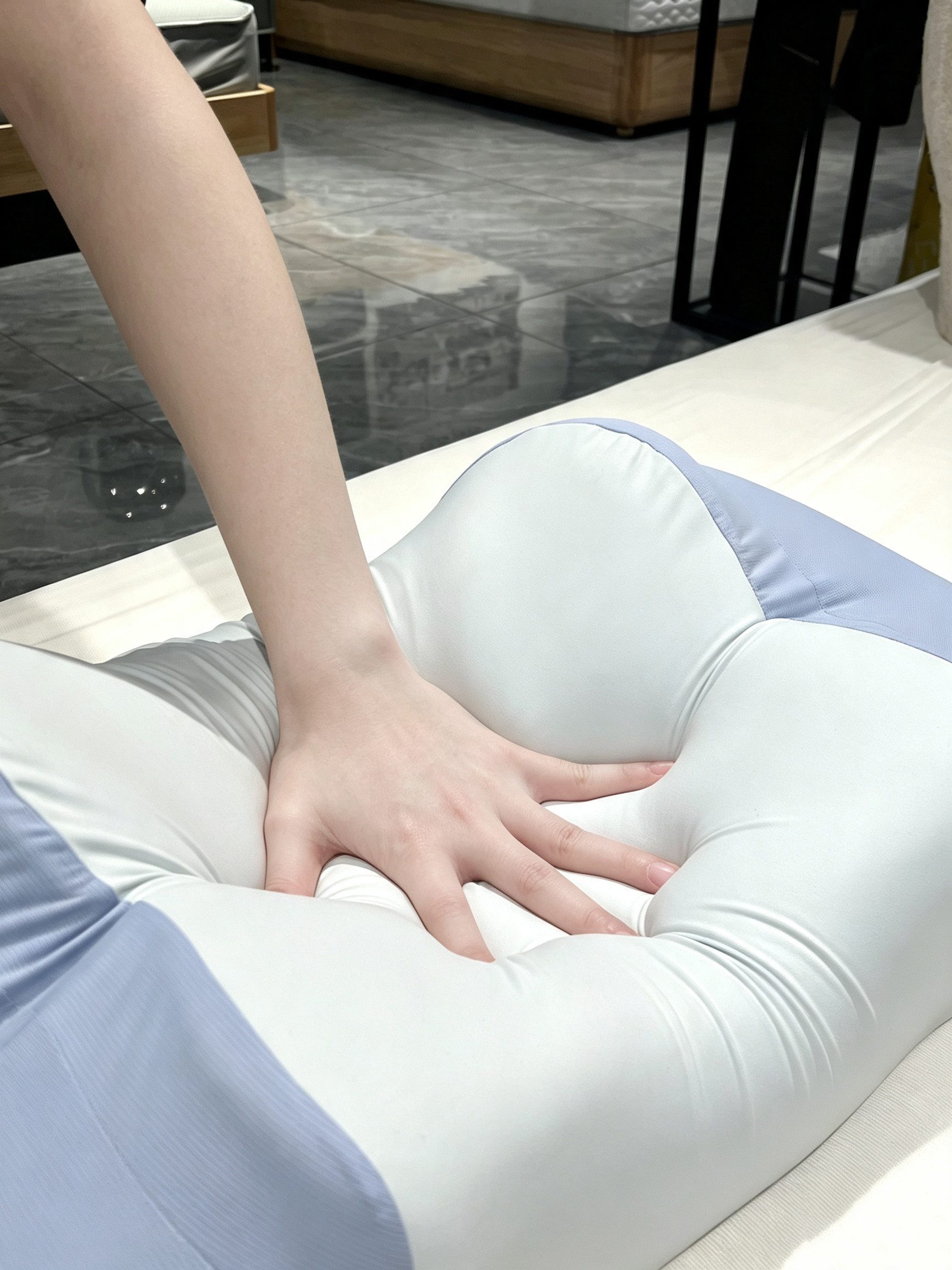 Esun Kopfkissen Nackenstützkissen Orthopädisches Nackenkissen, Memory Foam Kissen, Füllung: Kissenbezug besteht aus 18% Elasthan und 82% Nylon, Rückenschlafer, Bauchschlafer, Seitenschlafer, Set, Schlafkissen, Eisseidenstoff, atmungsaktiv und weich, Ergonomisches, Kissen, Schlafkissen, für Seiten Rücken Bauchschläfer (60x40x11cm)