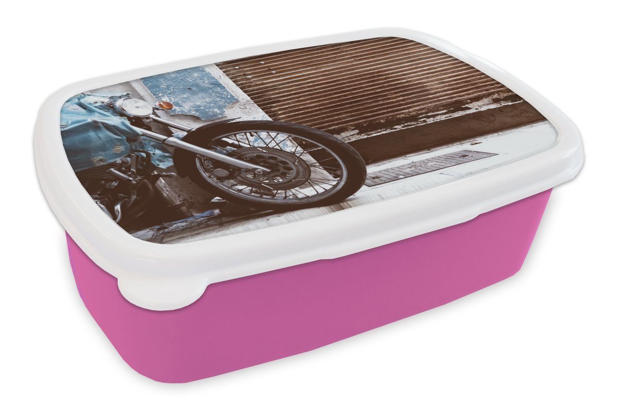 MuchoWow Lunchbox Ein geparktes Motorrad mit einem rostigen Garagentor, Kunststoff, (2-tlg), Brotbox für Erwachsene, Brotdose Kinder, Snackbox, Mädchen, Kunststoff rosa