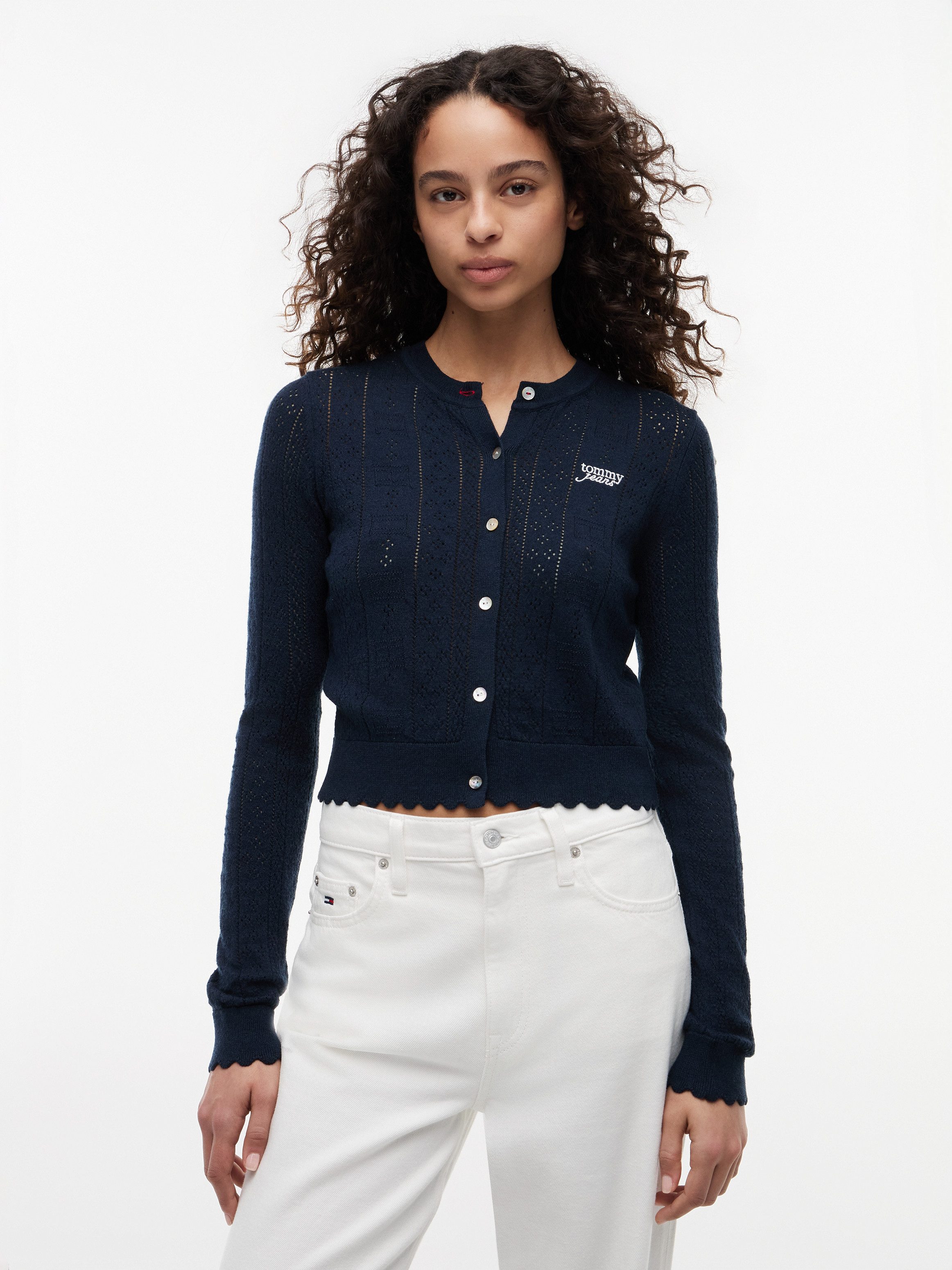 Tommy Jeans Strickjacke TJW POINTELLE CARDIGAN Viskosemischung, Pointelle Strick, gewellter Saum, Logo Stickerei