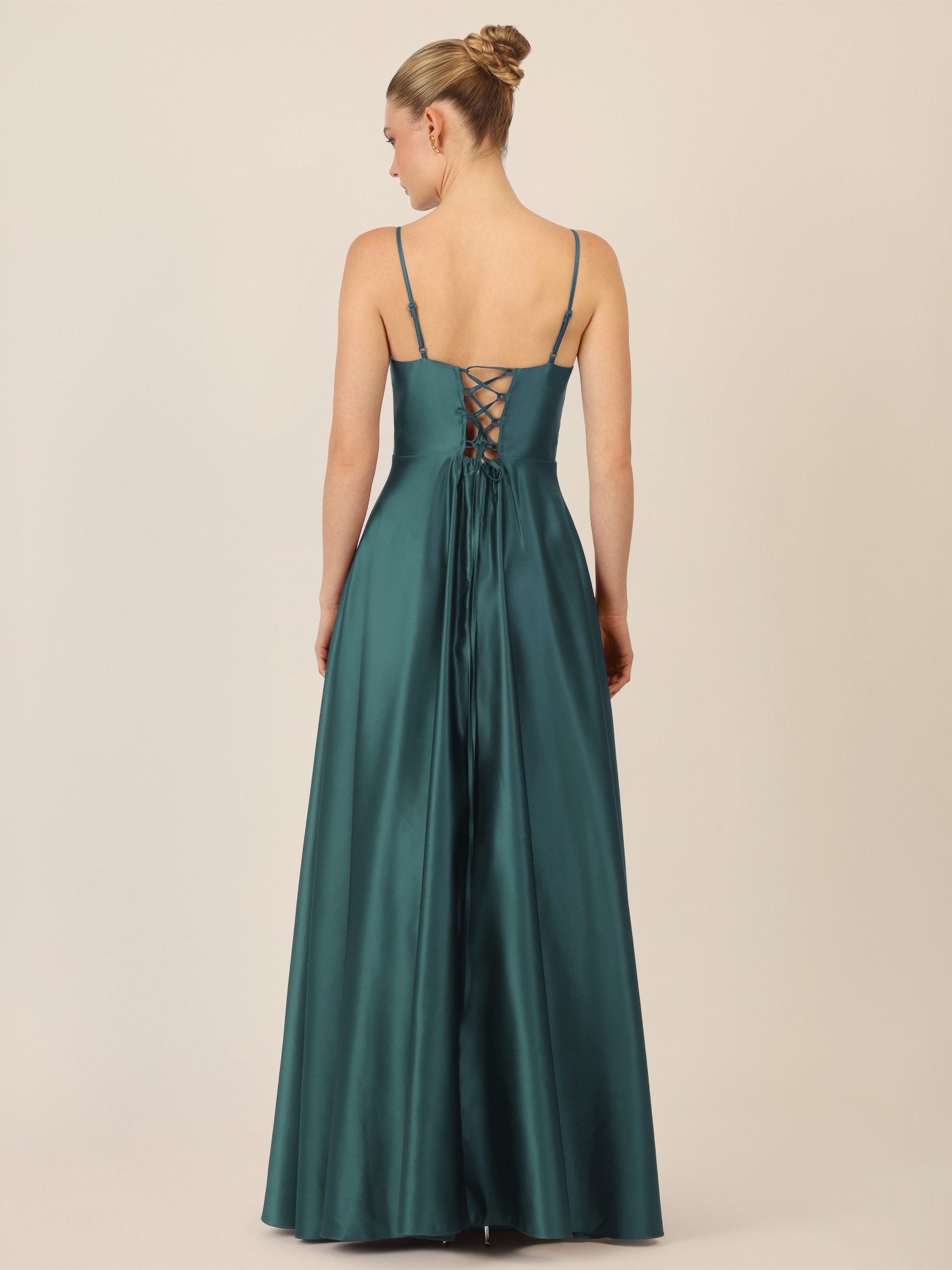 Apart Abendkleid aus Satin mit Spaghettiträgern