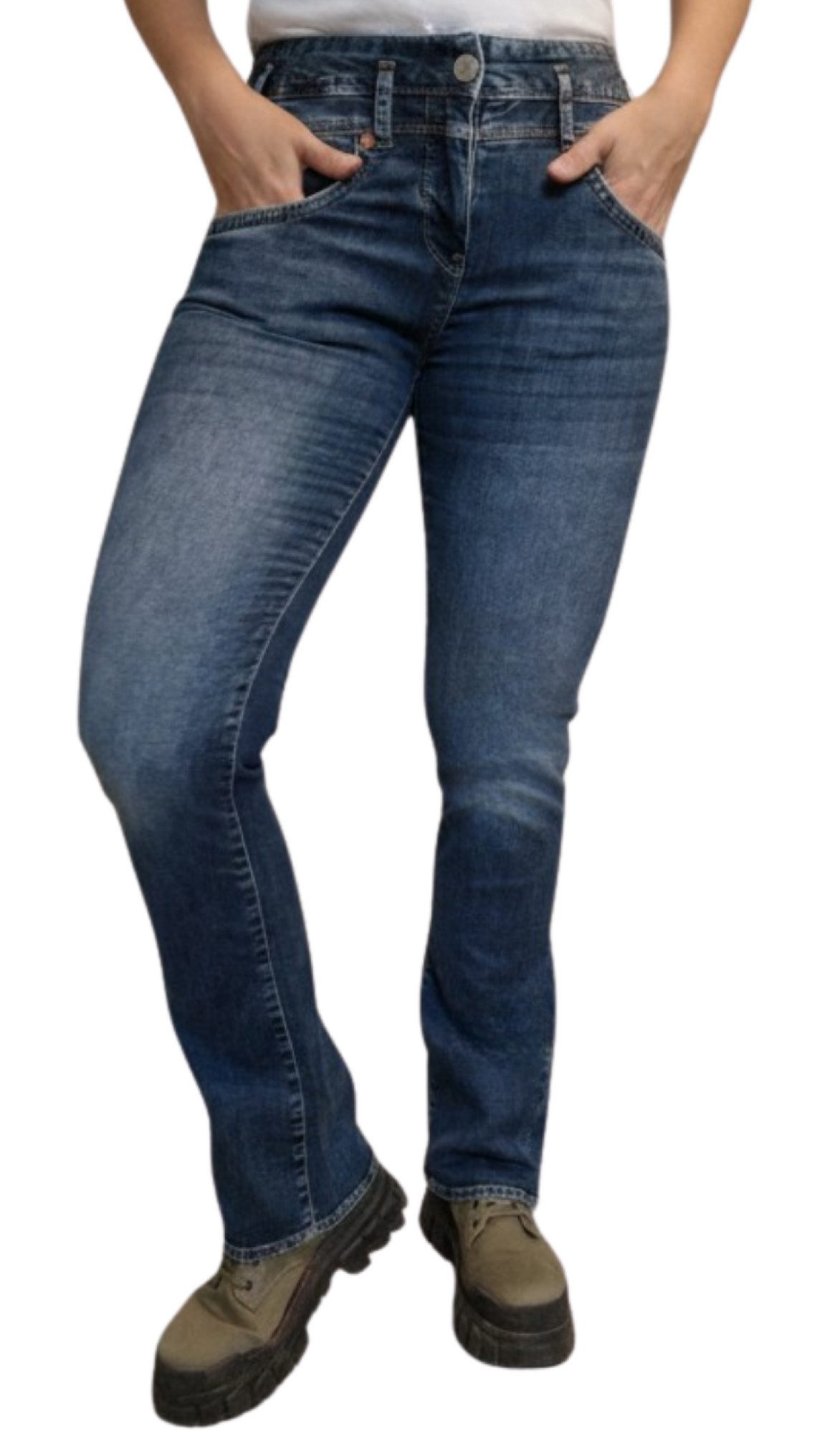 Herrlicher Bootcut-Jeans 5832-RD662, aus Recycled Denim Light aufsteigender Spitzbund hinten. € 119,95, (€ 119,95 pro 1 Stk).