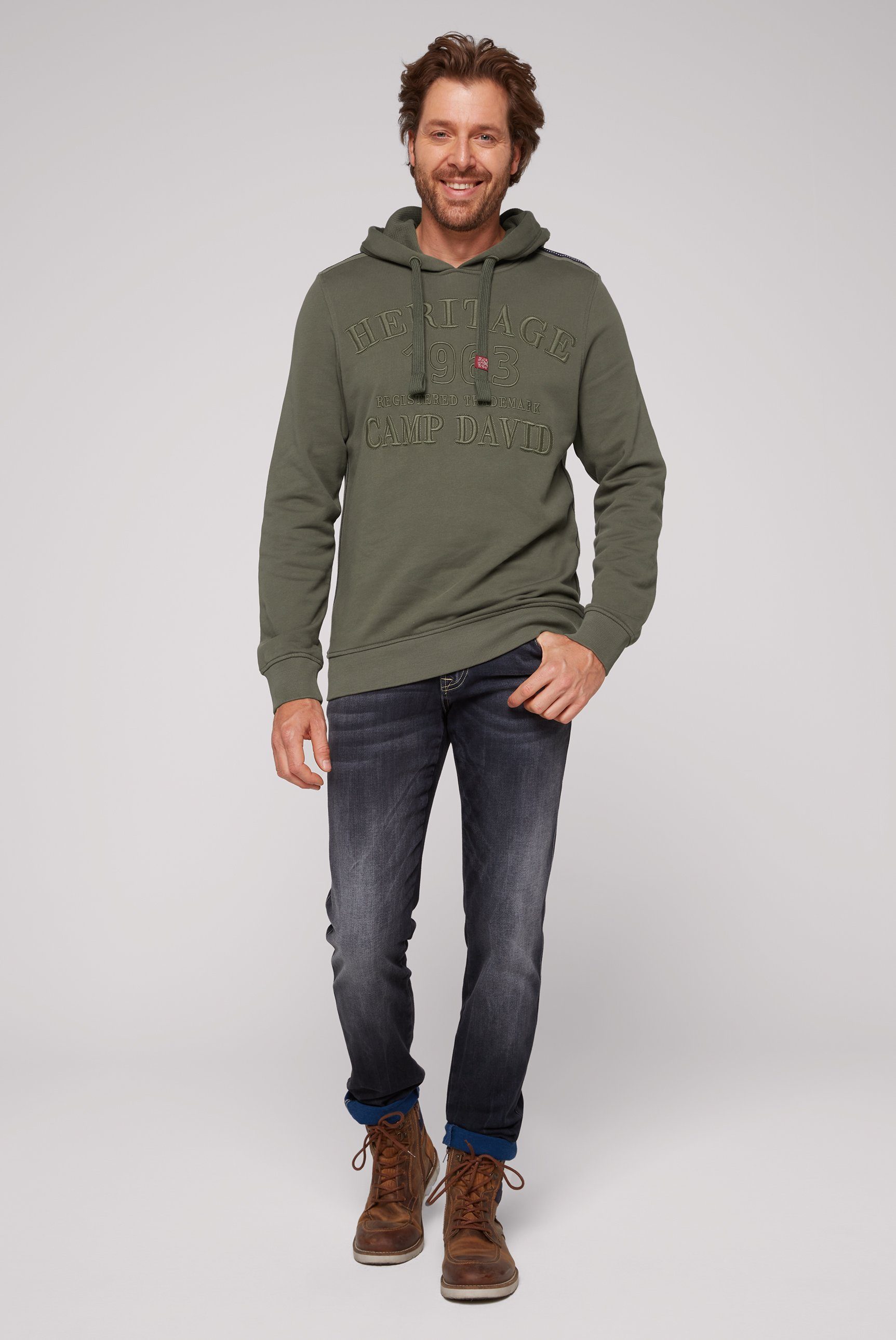 mit CAMP khaki Logostickereien medium Kapuzensweatshirt DAVID