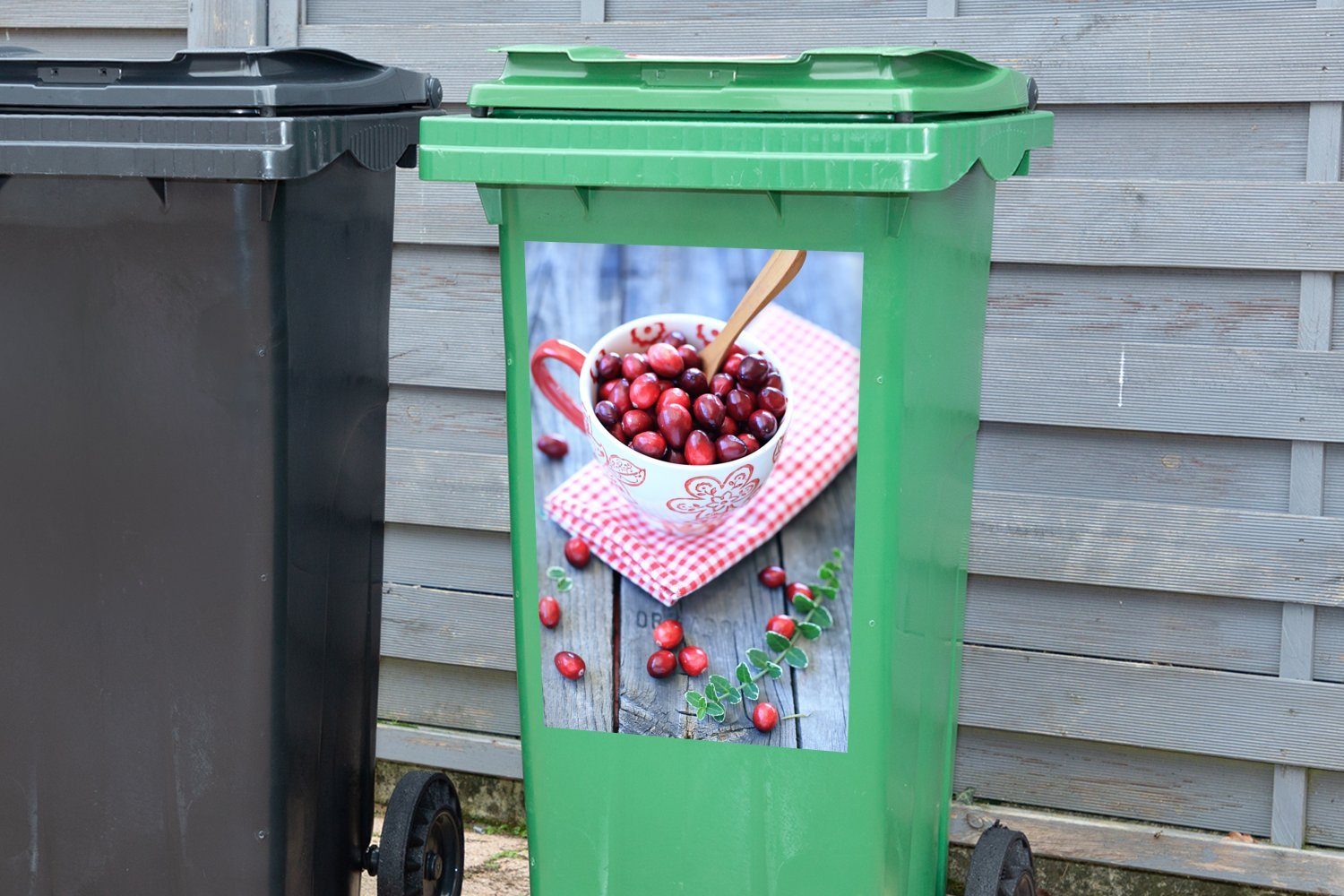 MuchoWow Wandsticker Eine dekorative Schale Abfalbehälter (1 St), auf einem Mülltonne, Container, Teeteppich Preiselbeeren Mülleimer-aufkleber, mit Sticker