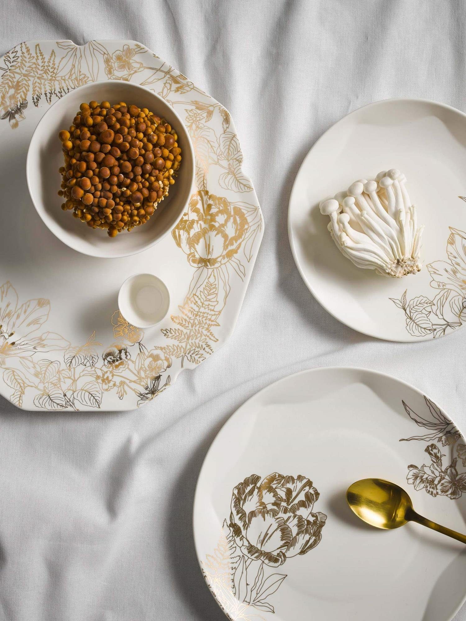 White Servierplatte Porzellan, Off (1-tlg), Porzellan Essenza aus mit Blumen Masterpiece, goldenen