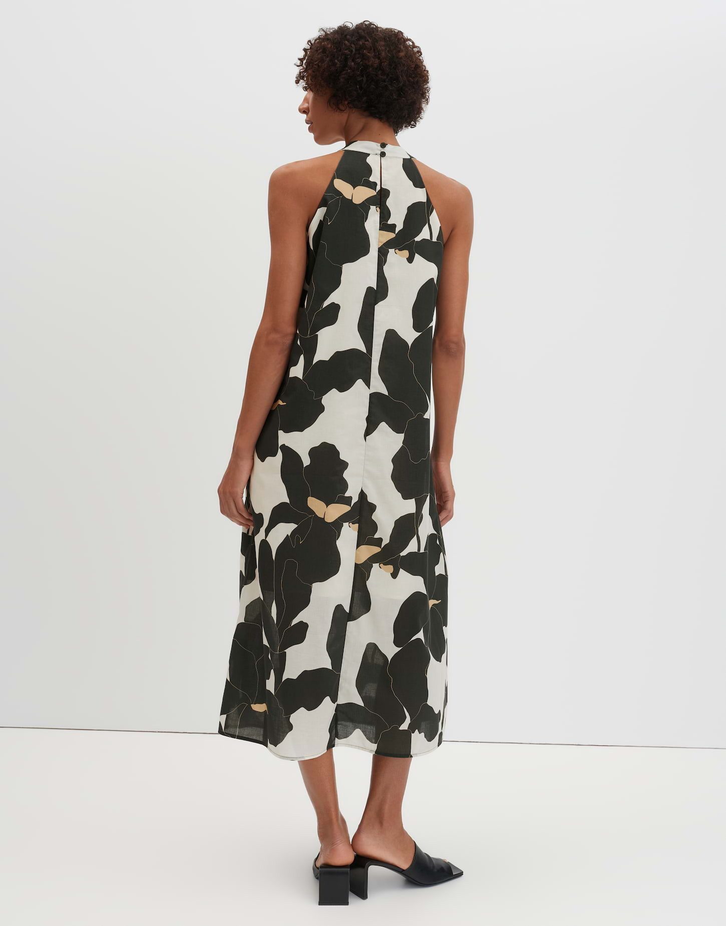 someday Neckholderkleid Qowira mit floralem Blütenprint Mit floralem Print und feinen Raffungen