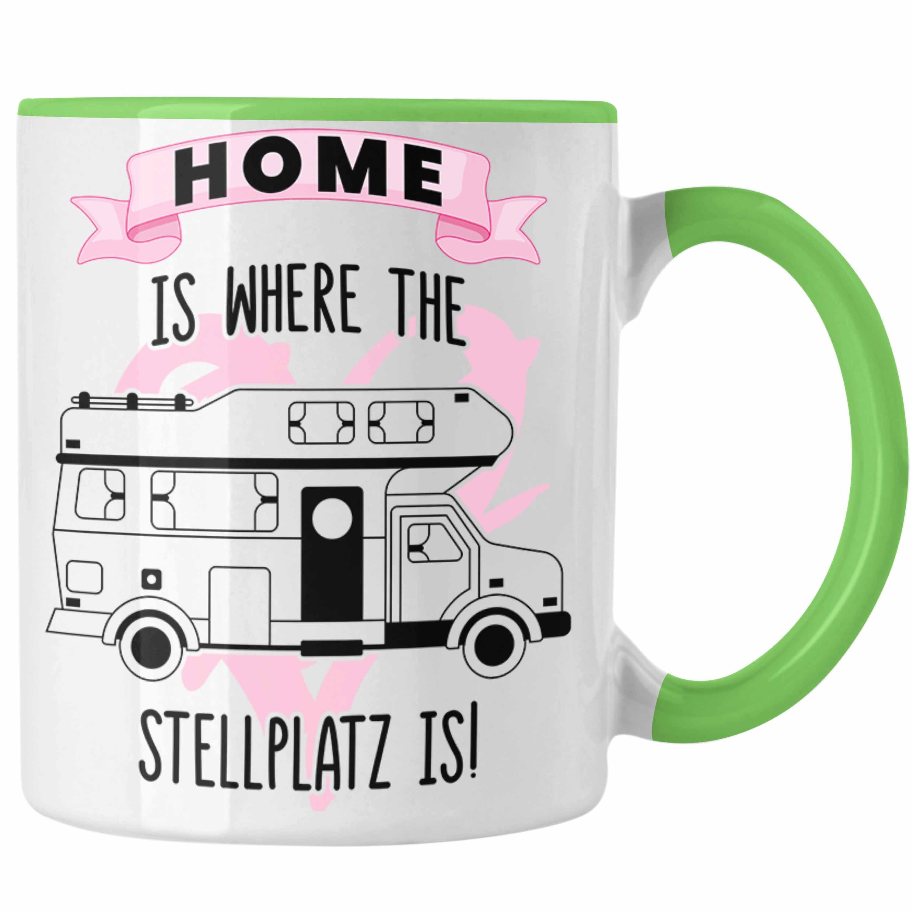 Trendation Tasse Trendation - Wohnwagen Camper Tasse Geschenke Wohnmobil für Männer Campingwagen Geschenkidee Zubehör Camping Opa Oma Rentner Lustig Grafik Home Is Where The Stellplatz Is grün