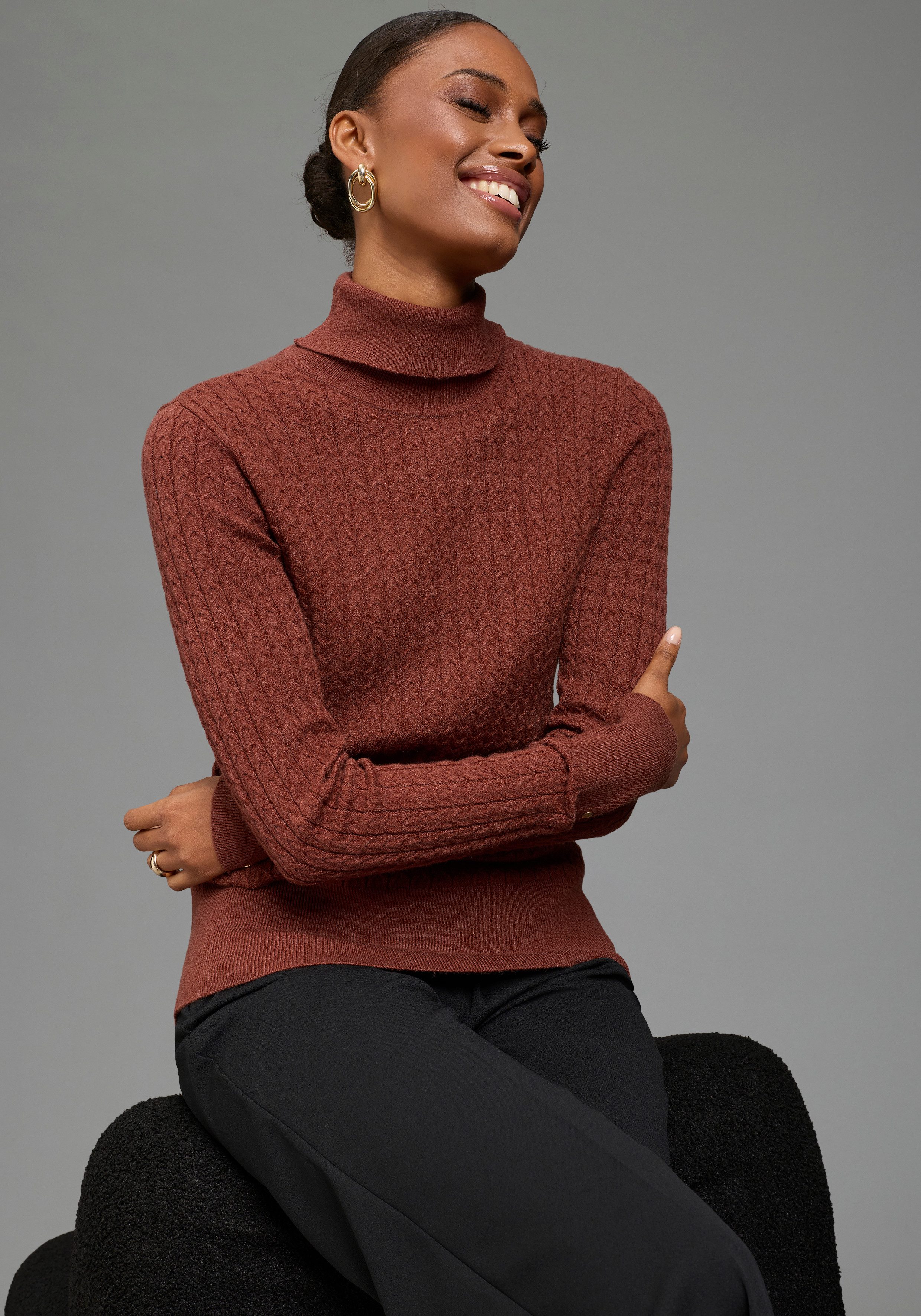 Laura Scott Rollkragenpullover aus Feinstrick, figurbetonte Passform mit Zopfstrickmuster und Knopfdetails