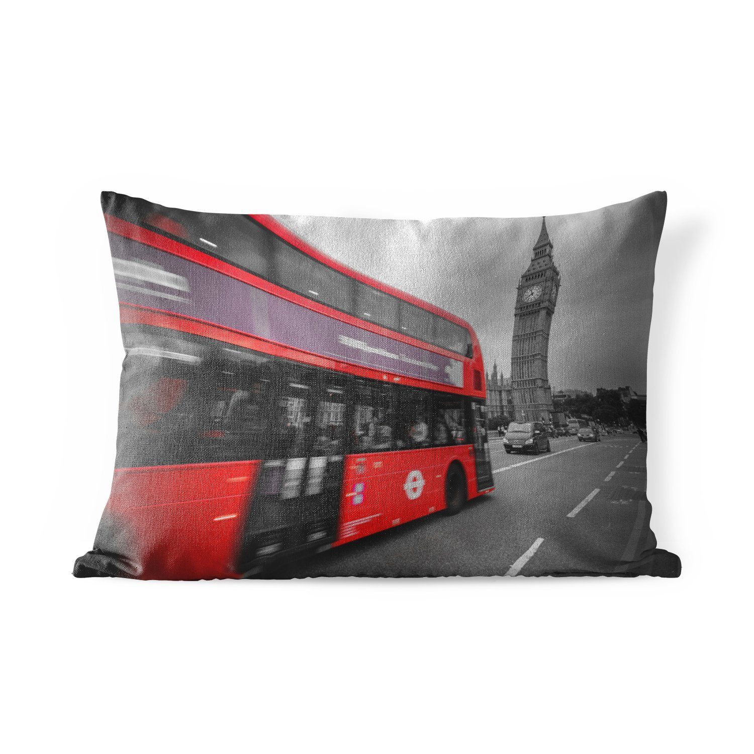 MuchoWow Dekokissen Ein Schwarz-Weiß-Foto eines roten Busses am Big Ben, Outdoor-Dekorationskissen, Polyester, Dekokissenbezug, Kissenhülle