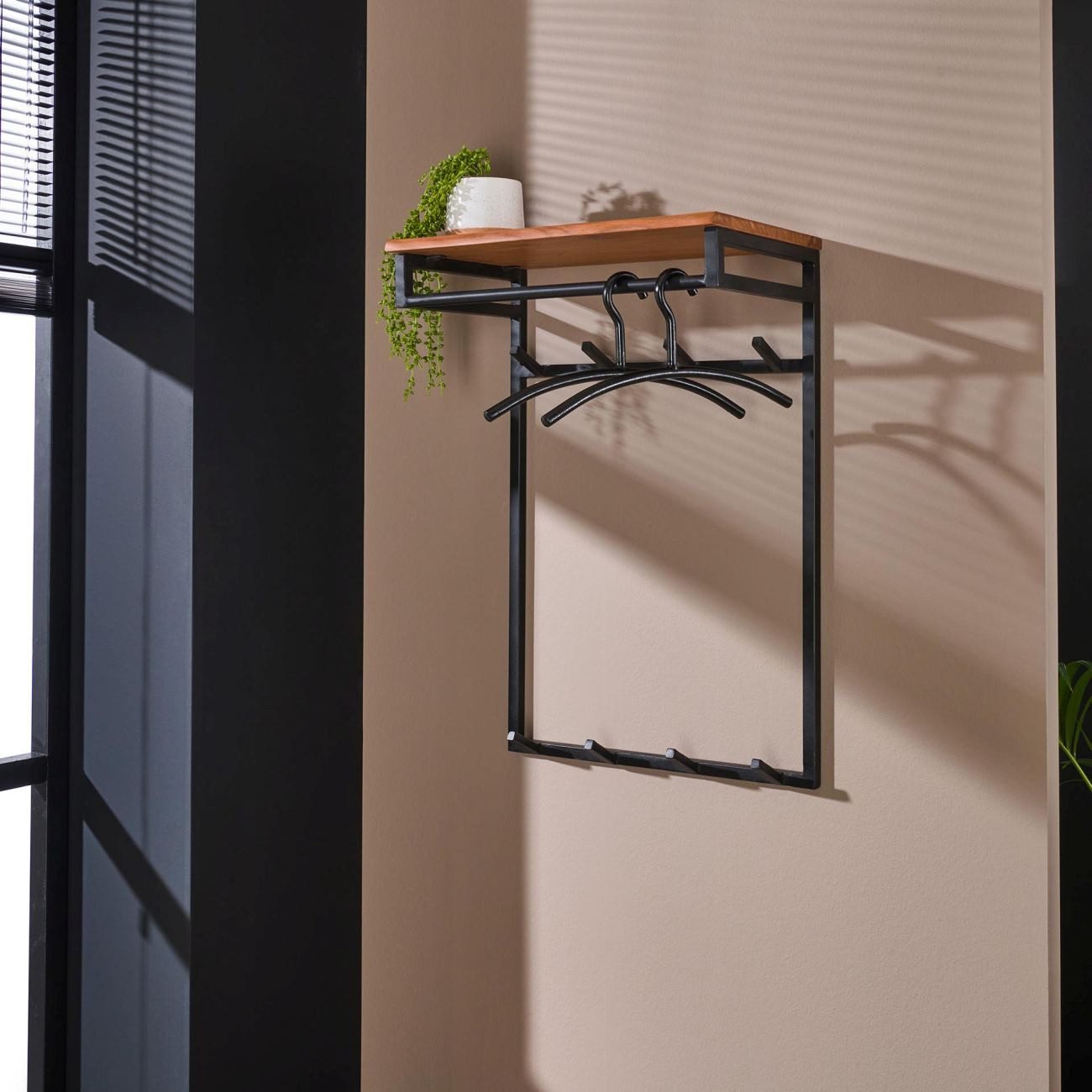 Feeling4Home Garderobe Flidna - Akazie massiv Natur, Hutablage, 8 Haken & Stange, Unikat mit schwarz geschliffene Metallgestell und Hutablage