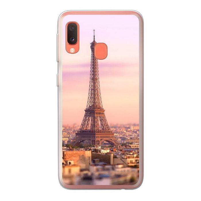 MuchoWow Handyhülle Blick über Paris mit dem darüber aufragenden Eiffelturm Handyhülle Samsung Galaxy A20e Smartphone-Bumper Print Handy