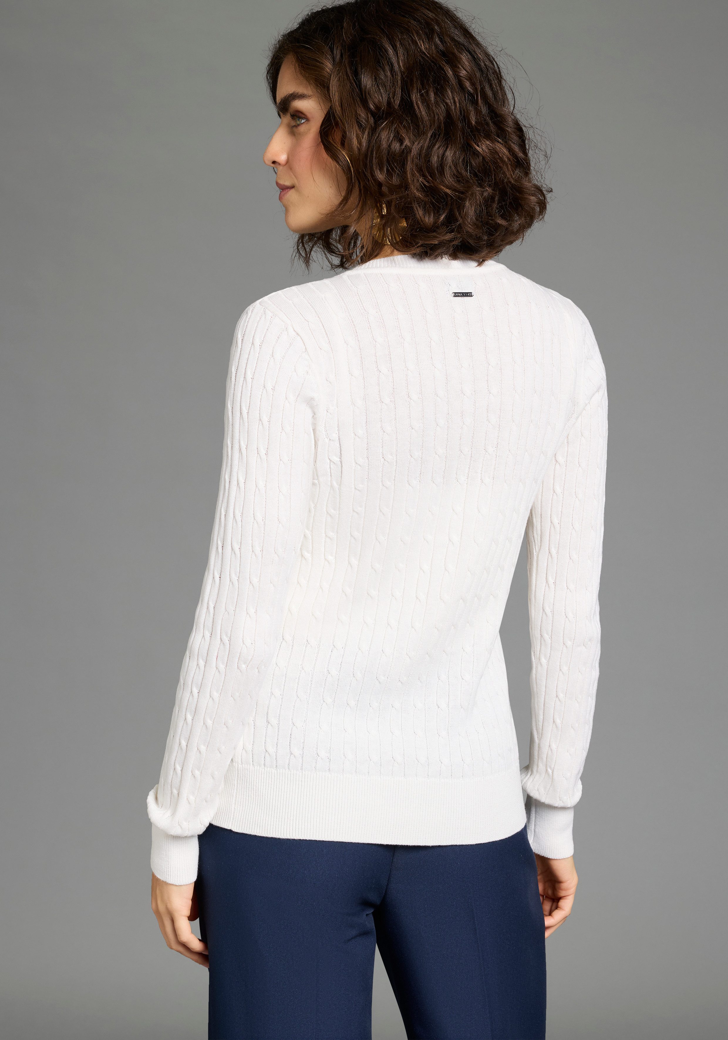 Laura Scott Strickjacke im Frühlings-Look mit Zopfstrickmuster und zarter Knopfleiste