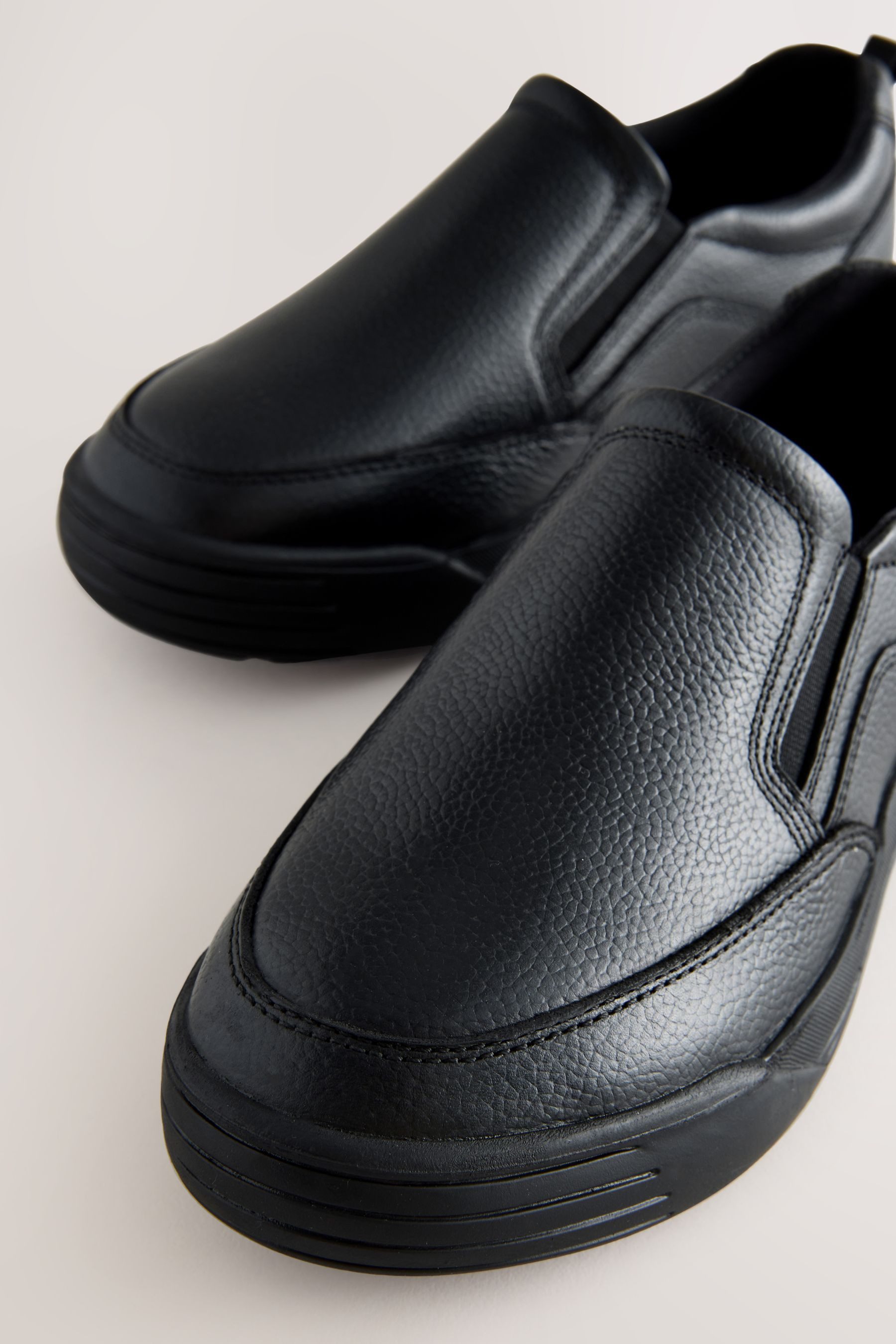 Next Schlupfschuhe aus Leder für die Schule Loafer (1-tlg)