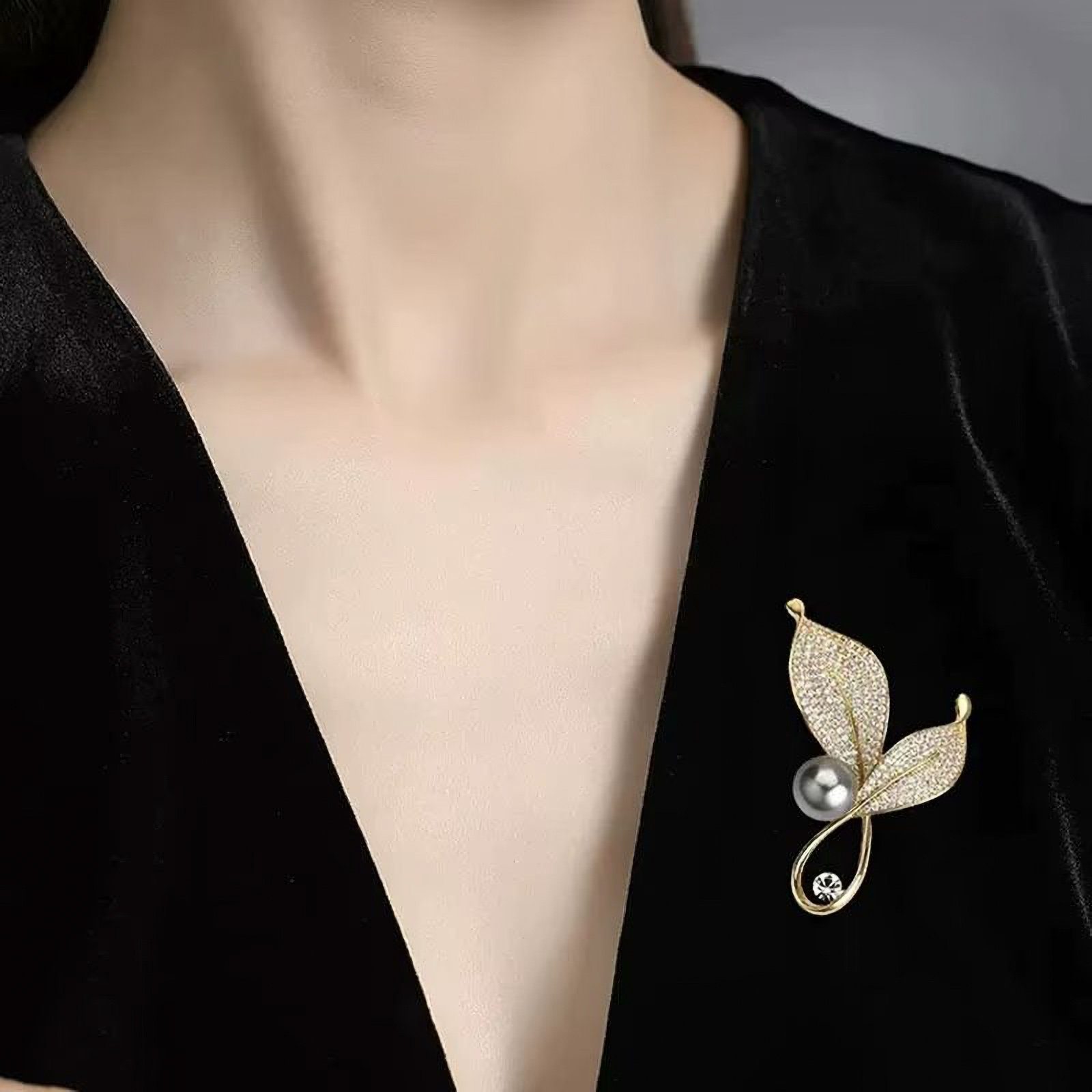 MayTree Brosche "goldene Blätter", mit Strass und einer Zierperle (Stück, 1-tlg), Metallbrosche mit Strass und einer Zierperle