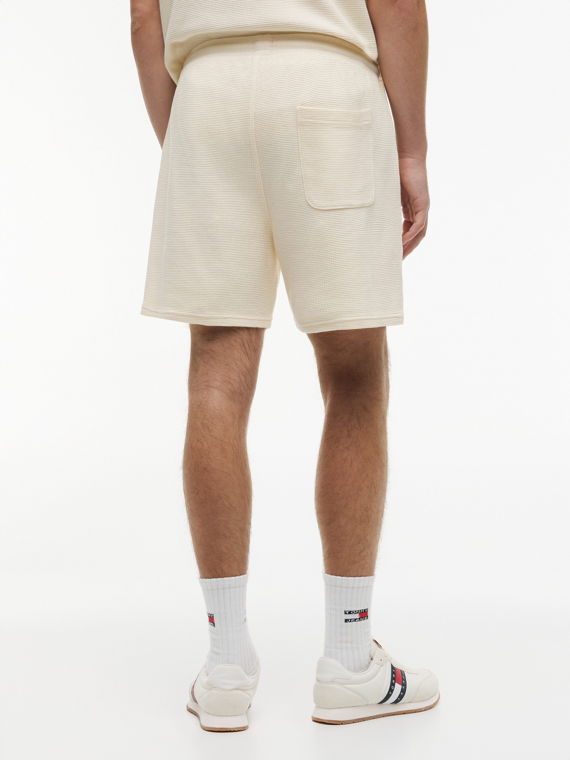 Tommy Jeans Sweatshorts TJM WASHED WAFFLE BEACH SHORT aus Waffelstrick und elastischem Bund