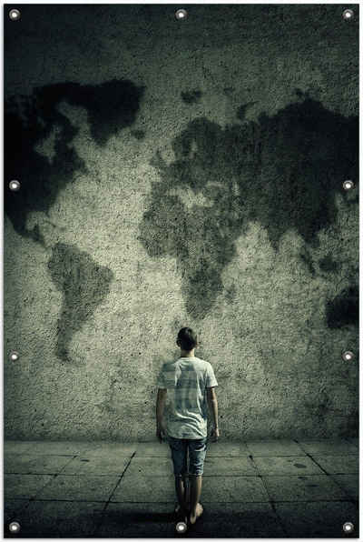 Wallario Sichtschutzzaunmatten Kleiner Junge vor Weltkarte an grauer Beton-Wand