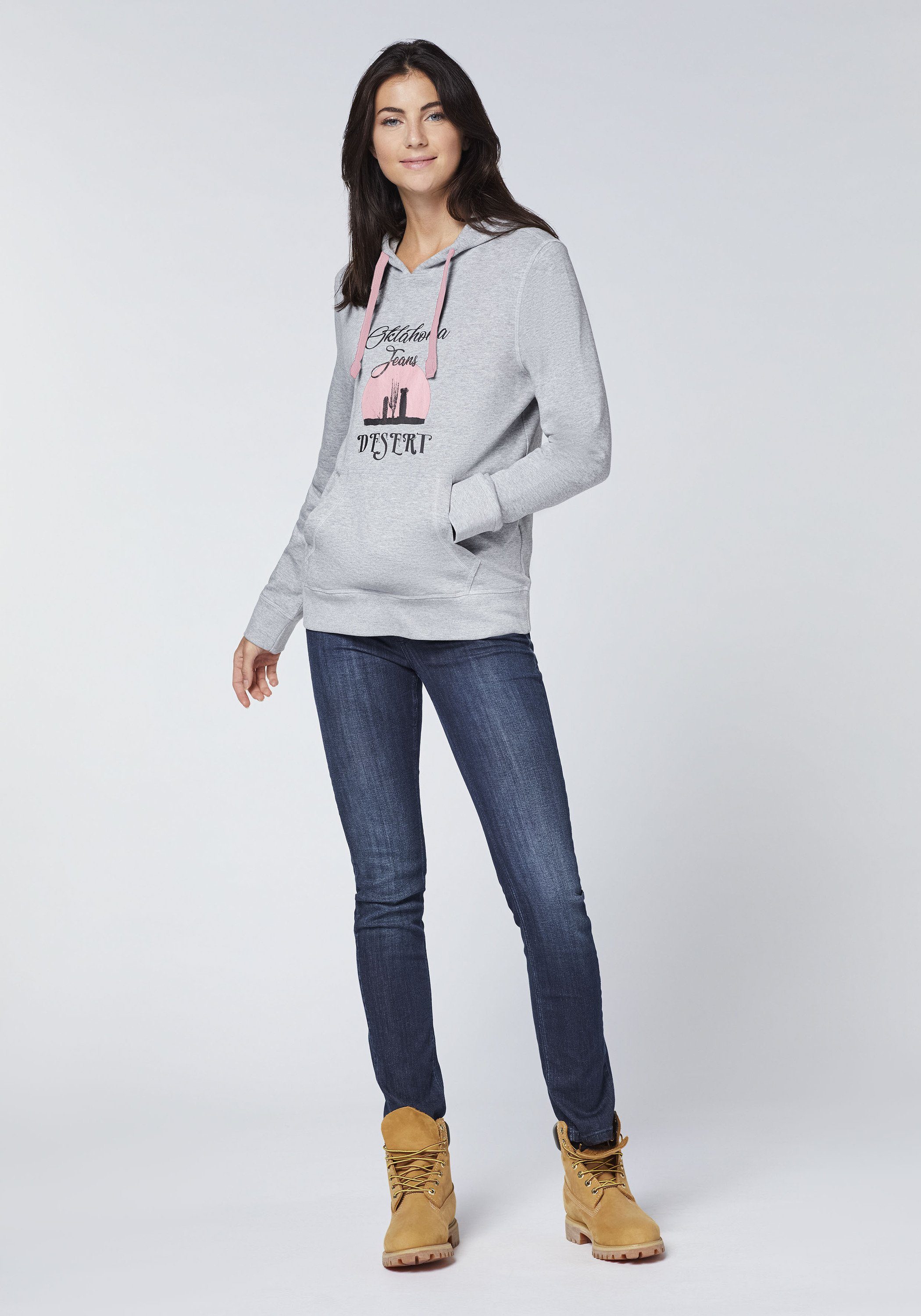 Oklahoma Neutral und -Schriftzug Melange Kapuzensweatshirt Desert-Motiv Gray 17-4402M mit Jeans