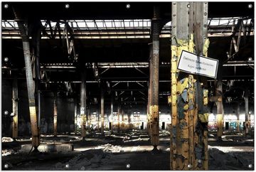 Wallario Sichtschutzzaunmatten Verlassene alte Fabrik-Halle mit leuchtenden Sonnenstrahlen