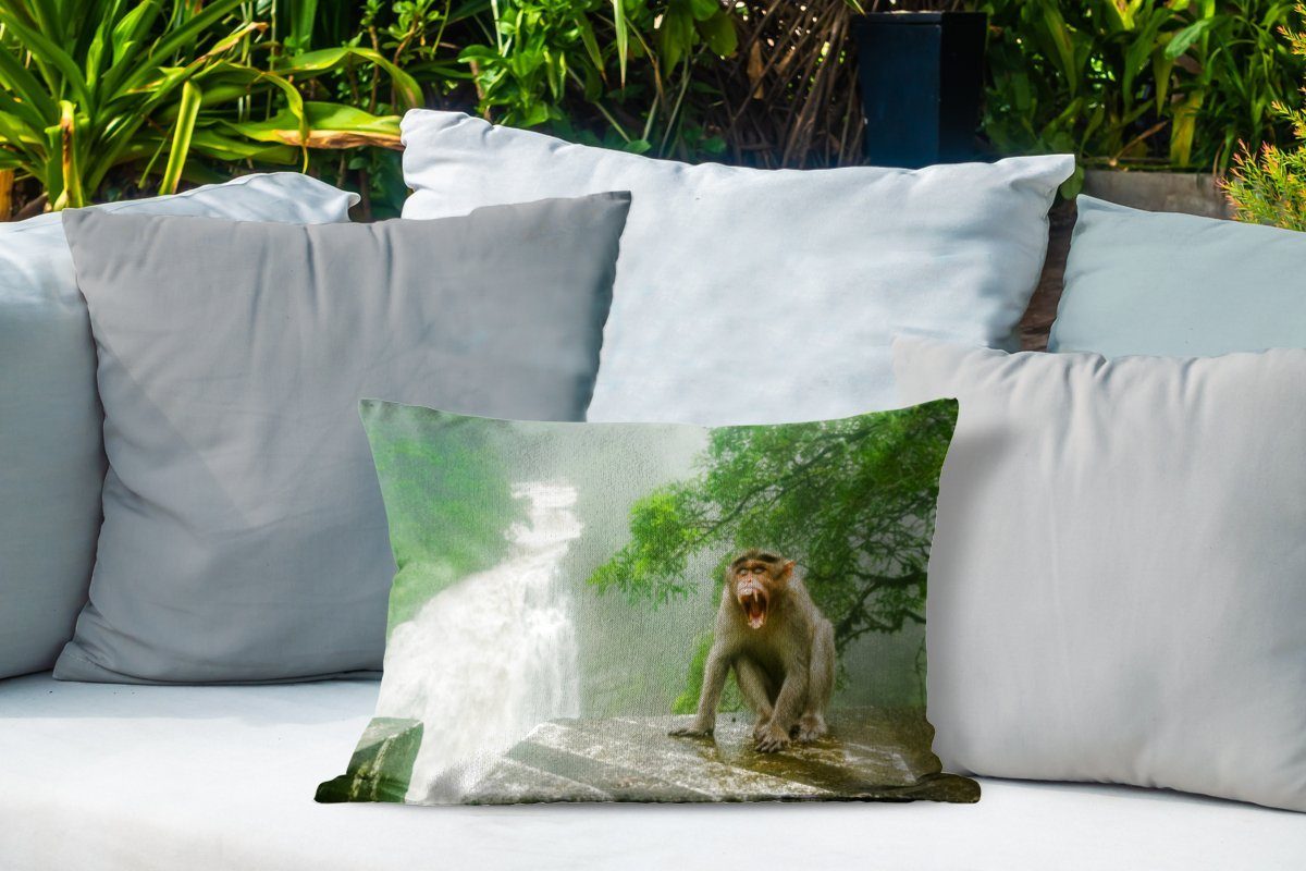 MuchoWow Dekokissen Schreiender Affe vor Wasserfall, Outdoor-Dekorationskissen, Kissenhülle Dekokissenbezug, Polyester