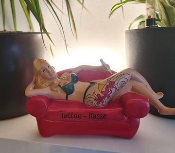 Kremers Schatzkiste Spardose Spardose Tattookasse Tätowiererin auf Sofa 18 cm Tattoo Girl tätowieren Poly bunt Sparschwein