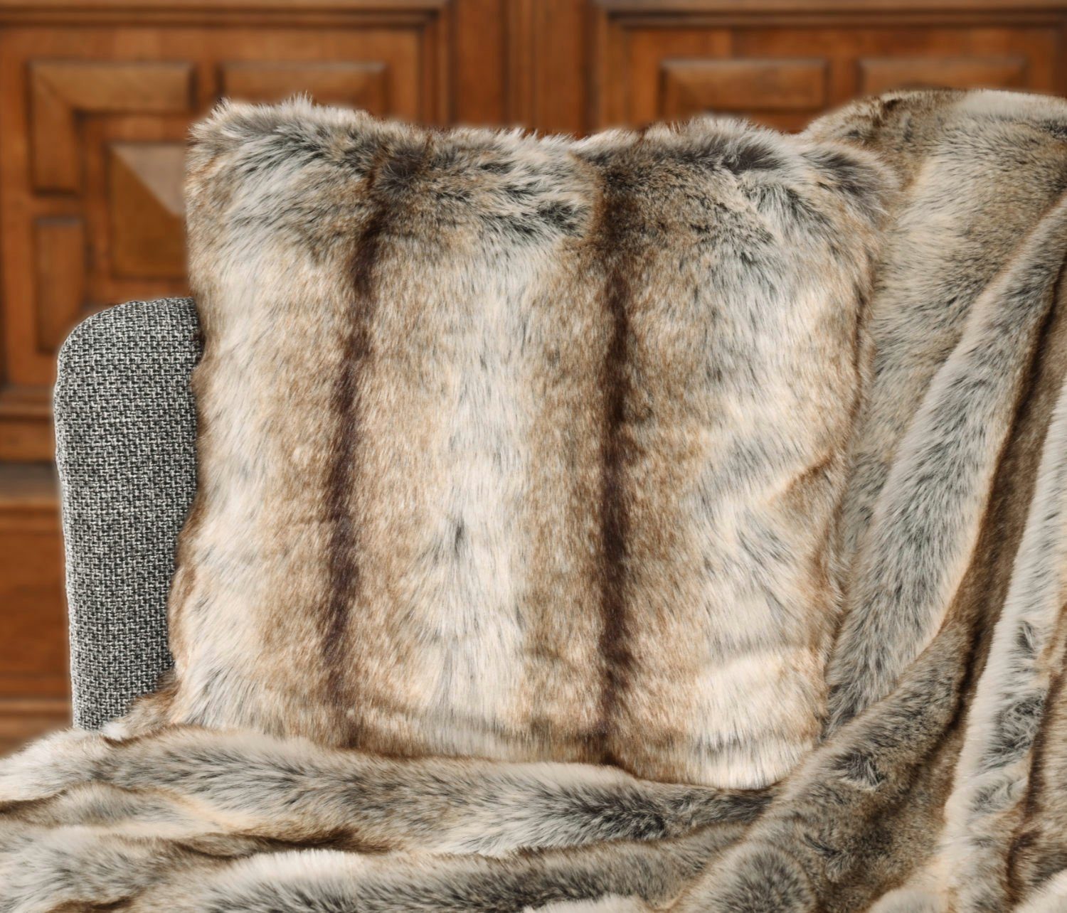 Wohnen und Accessoires GmbH & Co. KG Dekokissen Fellkissen (Kunstfell) "Wolf grau-braun" in 45x45cm, Pelzoptik