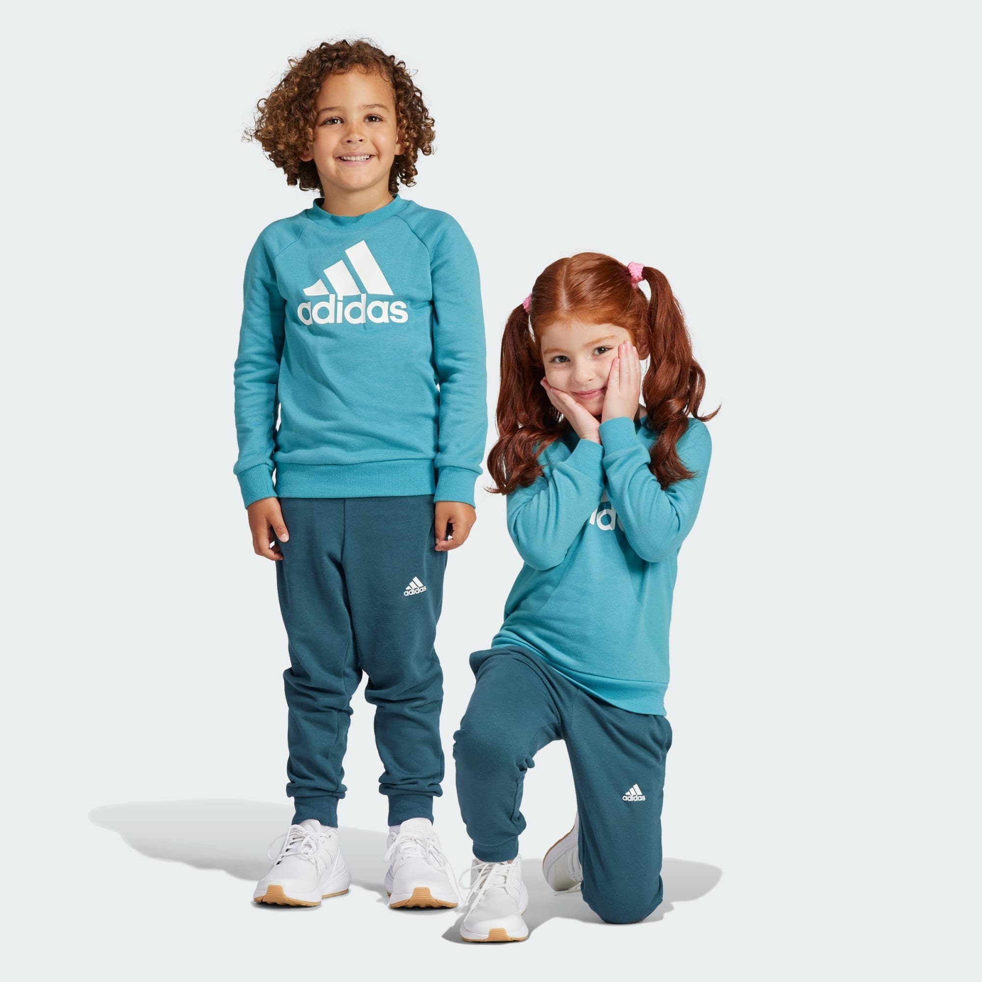 adidas Sportswear Trainingsanzug ESSENTIALS LOGO FRENCH TERRY JOGGINGANZUG Arctic Fusion / White