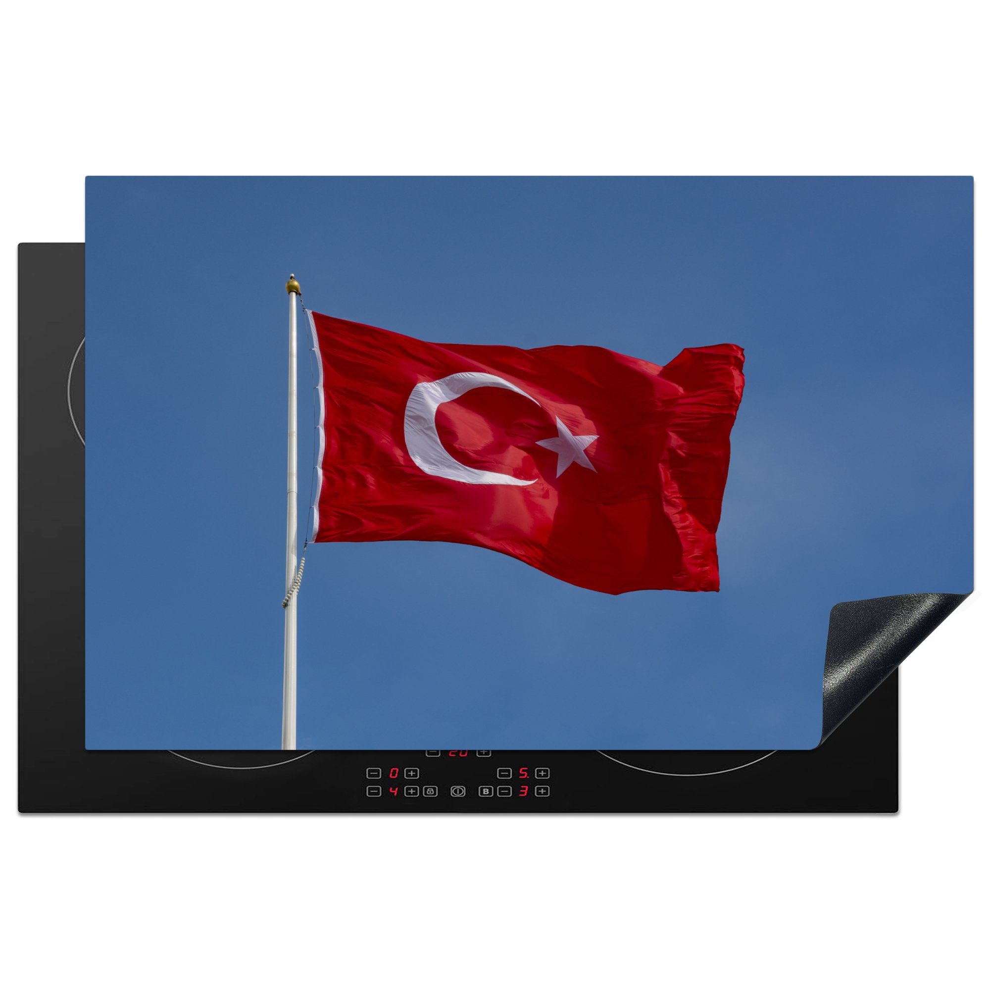 MuchoWow Herdblende-/Abdeckplatte Eine türkische Flagge am blauen Himmel, Vinyl, (1 tlg), 81x52 cm, Induktionskochfeld Schutz für die küche, Ceranfeldabdeckung