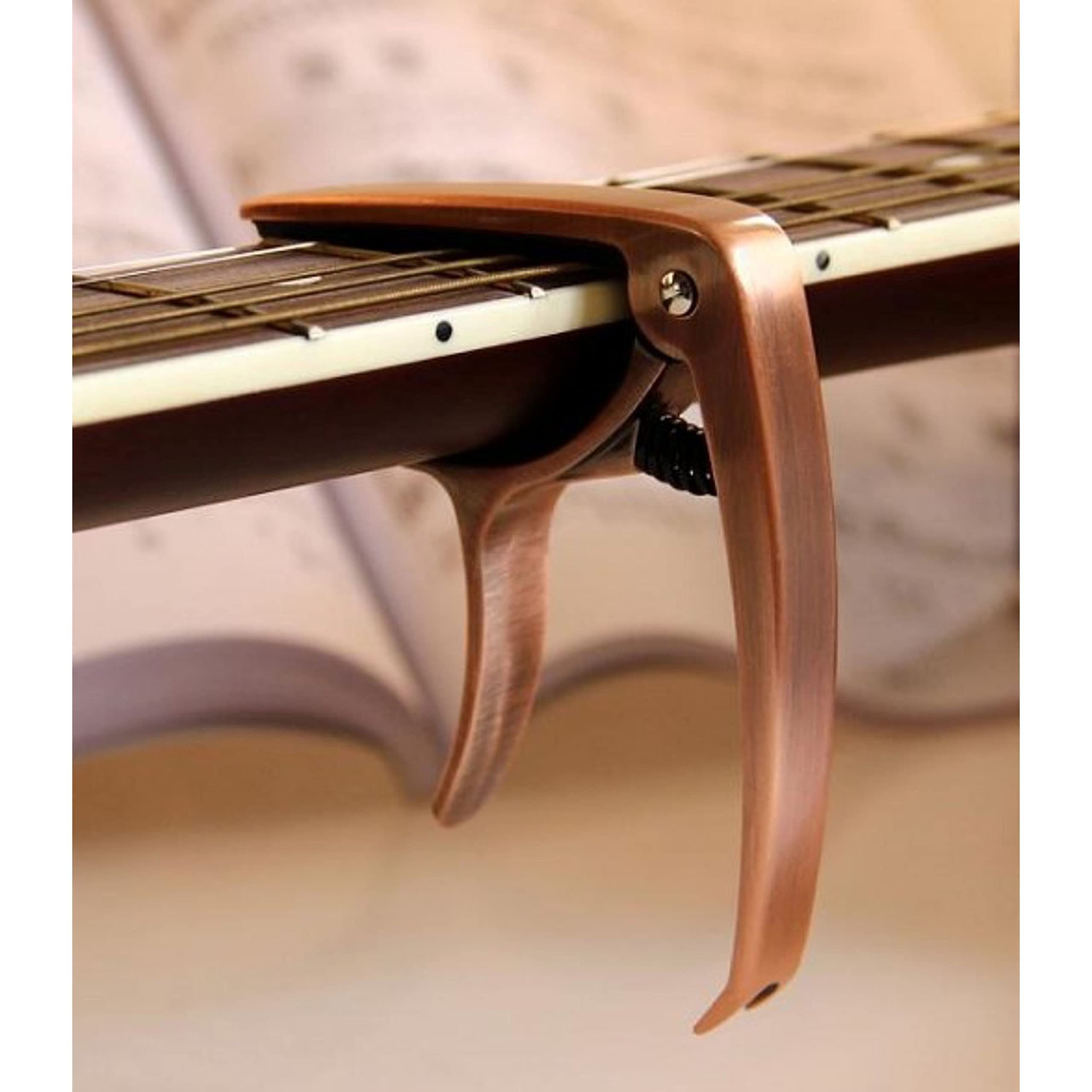 MUSIC STORE Westerngitarre, MS-EGC Capodaster Curved BR Kapodaster für Western- und E-Gitarre Sichere und Feste Befestigung Einfache Entfernung von Bridge Pins Braune Holzoptik, Zubehör, Kapodaster, Capodaster, Westerngitarre, E-Gitarre
