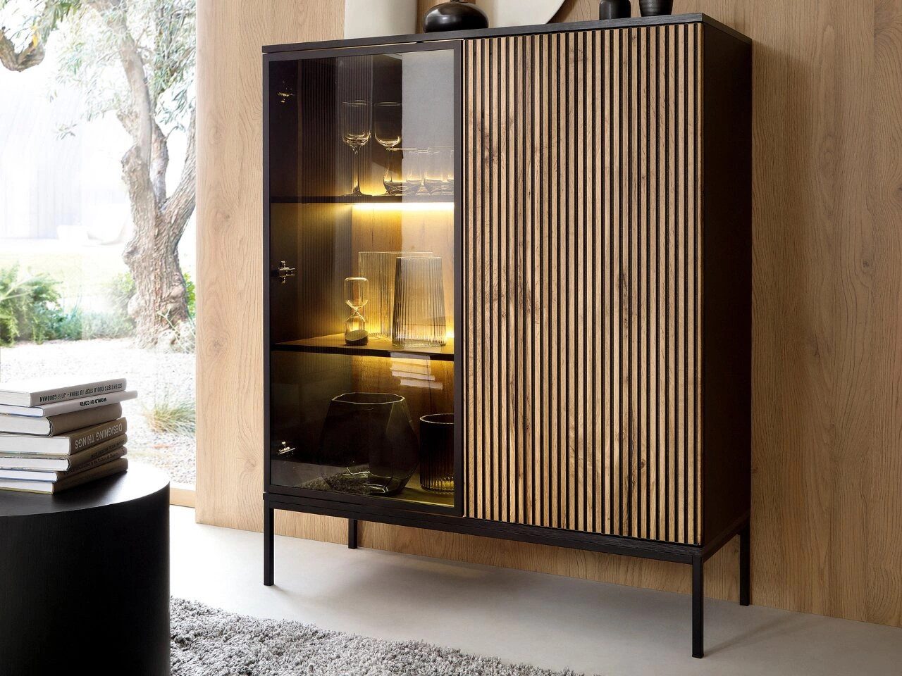 GrainGold Vitrine DEO mit LED, Griffloss, Push-To-Open - 104x39x126 cm - Wotan-Eiche