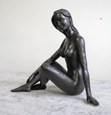 Bronzeskulpturen Skulptur Bronzefigur schöner sitzender Frauenakt