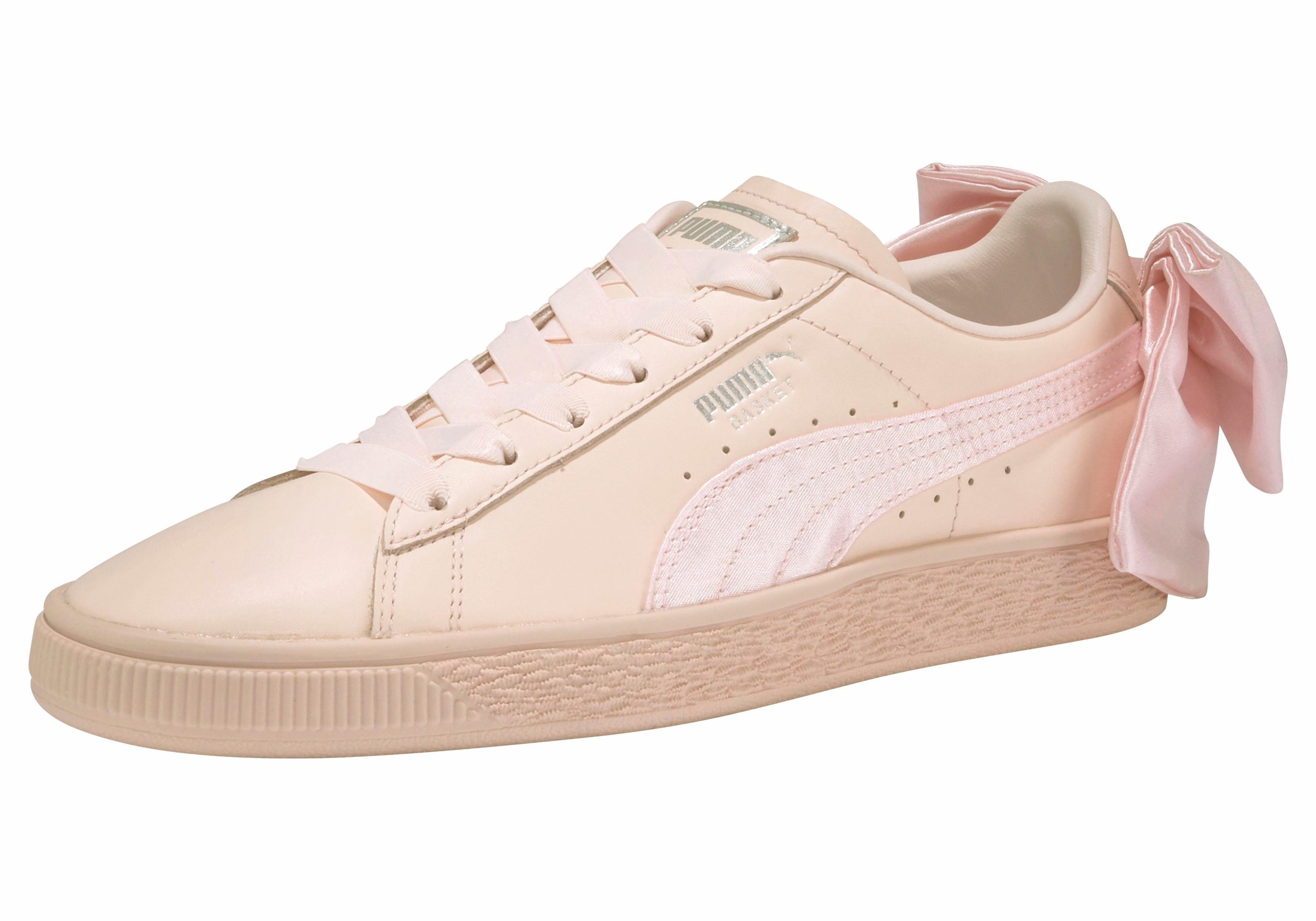 puma with bow at back