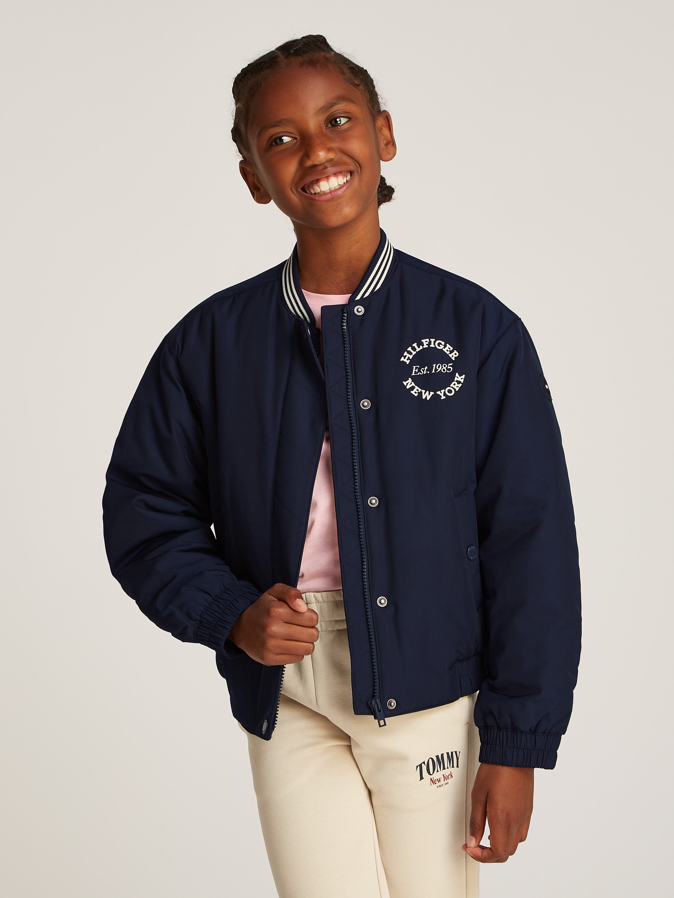 Tommy Hilfiger Bomberjacke VARSITY SATEEN BOMBER mit Logo-Druck auf der Brust