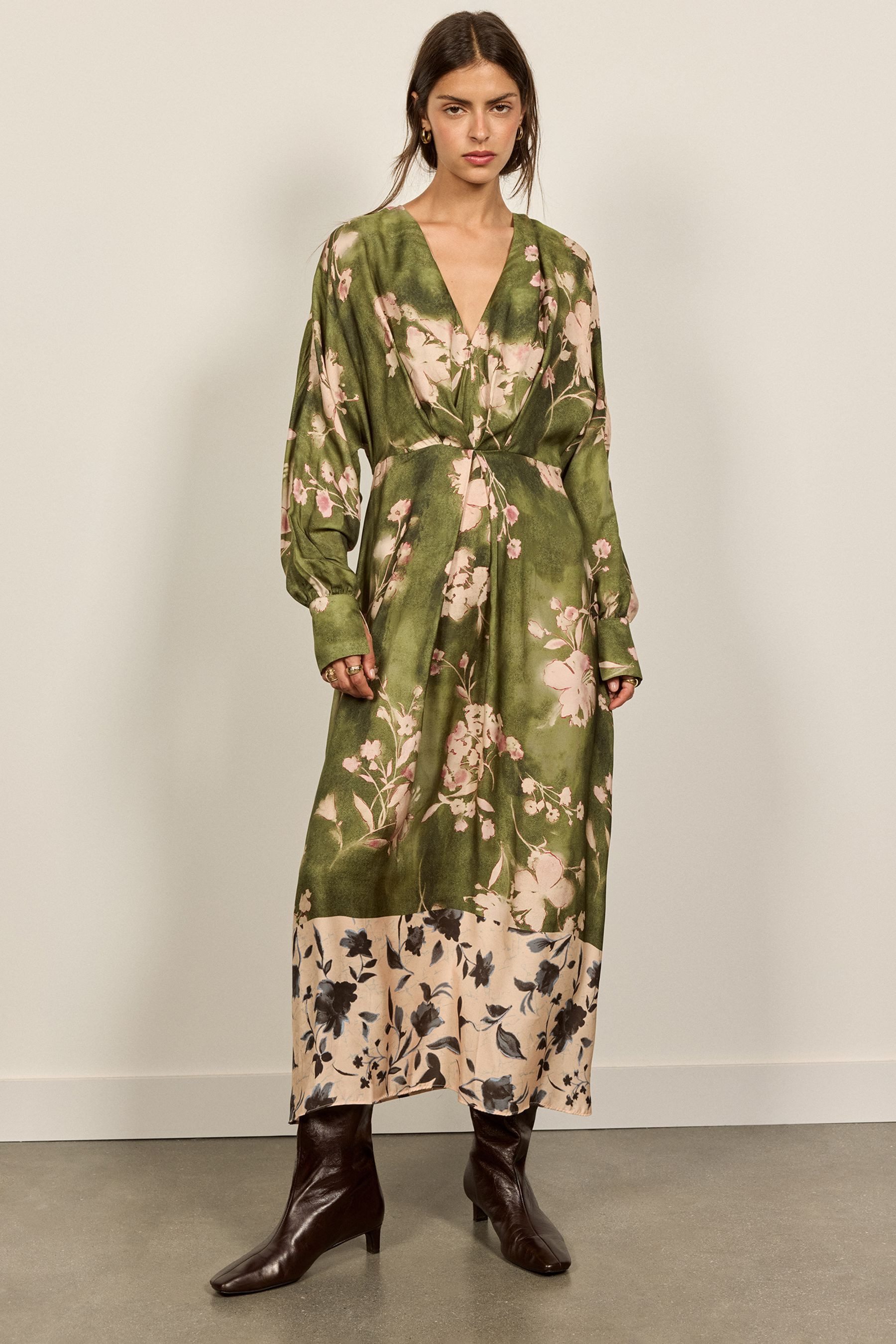 Bhoem Midikleid Kimono-Midikleid aus Satin mit Blumen-Print (1-tlg) – Bild 3 von 5