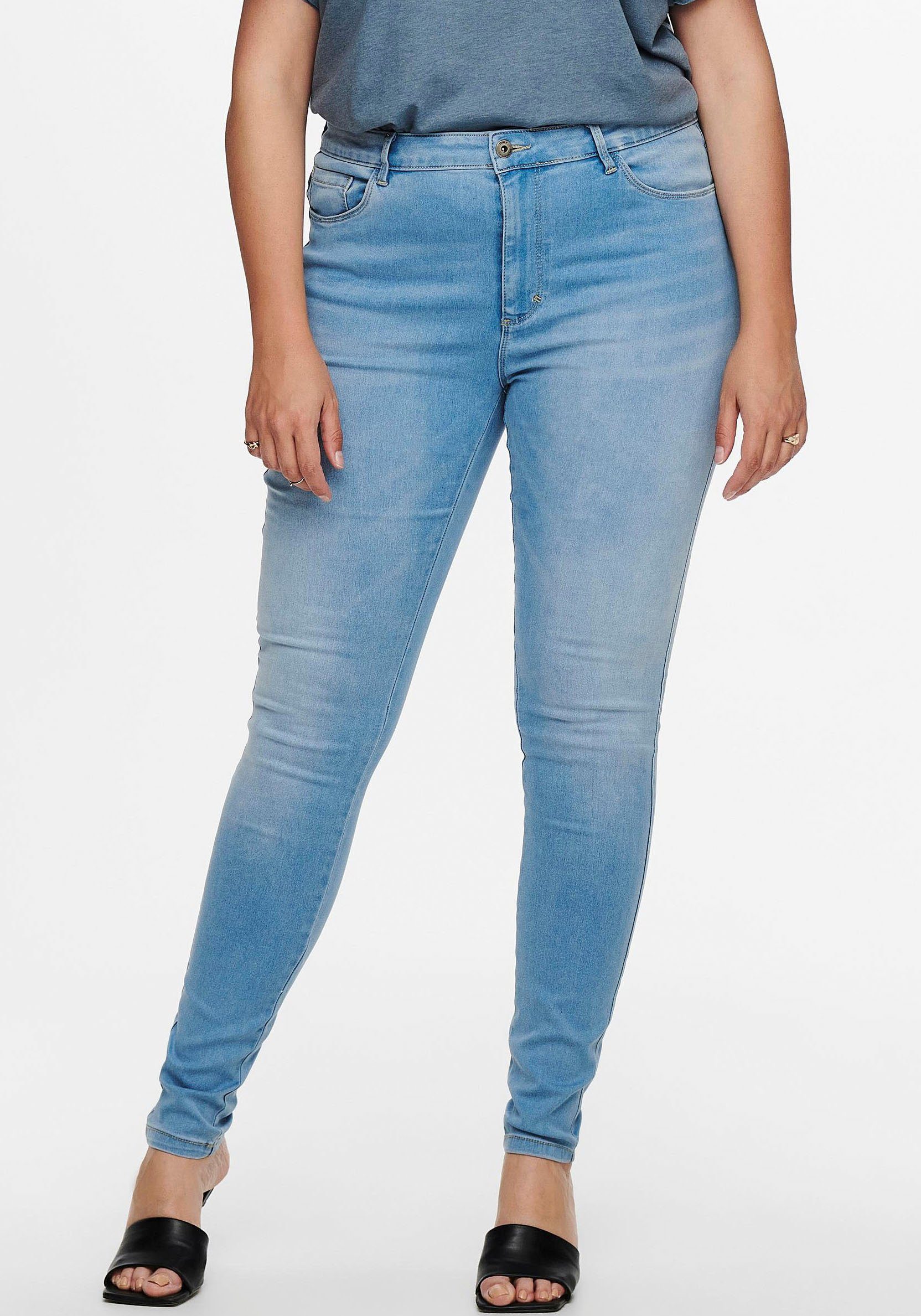 ONLY CARMAKOMA High-waist-Jeans CARAUGUSTA HW SK BJ13333 LBD DNM NOOS,  Schrittnaht: 84 cm in Größe 46/34- Das Model trägt Größe 46/32