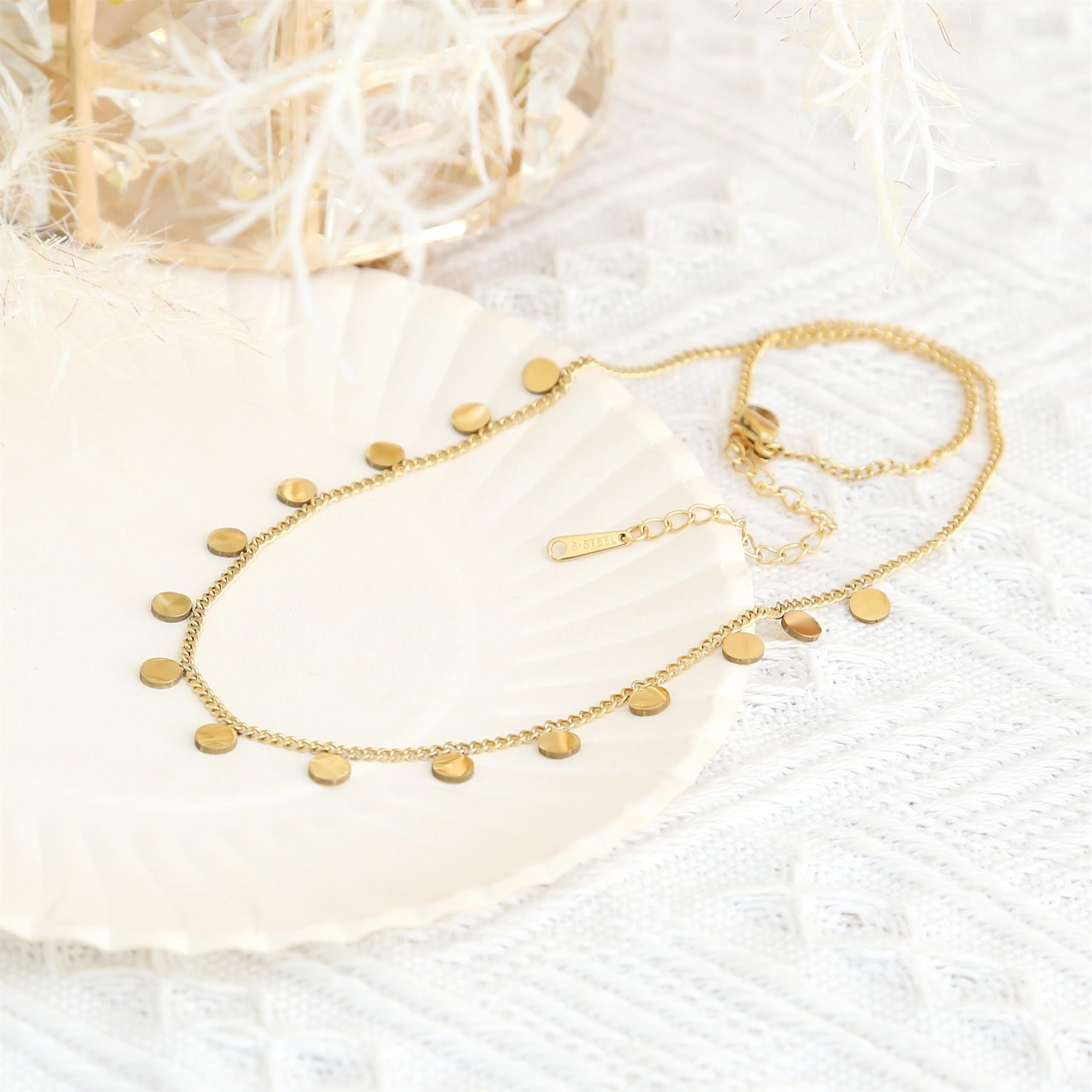 Made by Nami Edelstahlkette Damen Kette in Gold mit kleinen runden Plättchen, Geschenke für Frauen Schmuck Damen 40 + 5 cm Länge – Bild 4 von 5