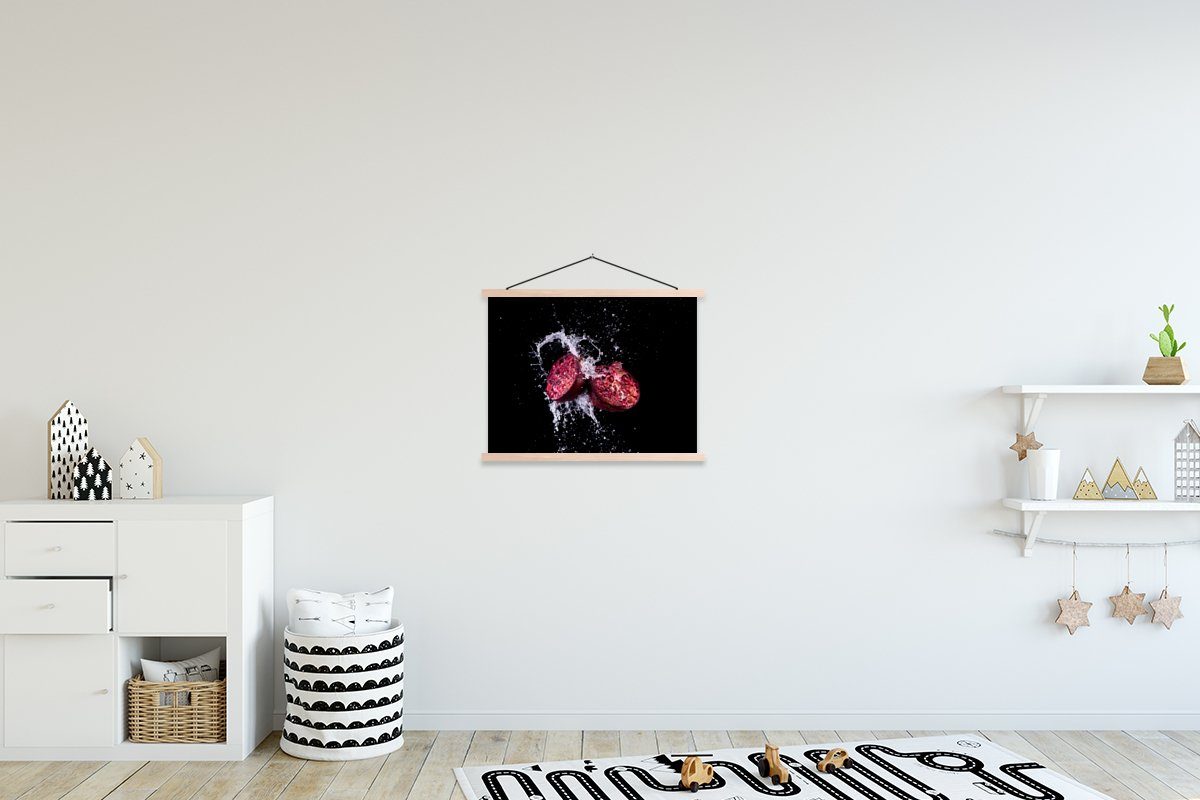 MuchoWow Poster Granatapfel für Wasser - Wohnzimmer, - Bilderleiste, braun braun - Magnetisch Posterleiste, - St), Textilposter | (1 Violett, Schwarz Frucht