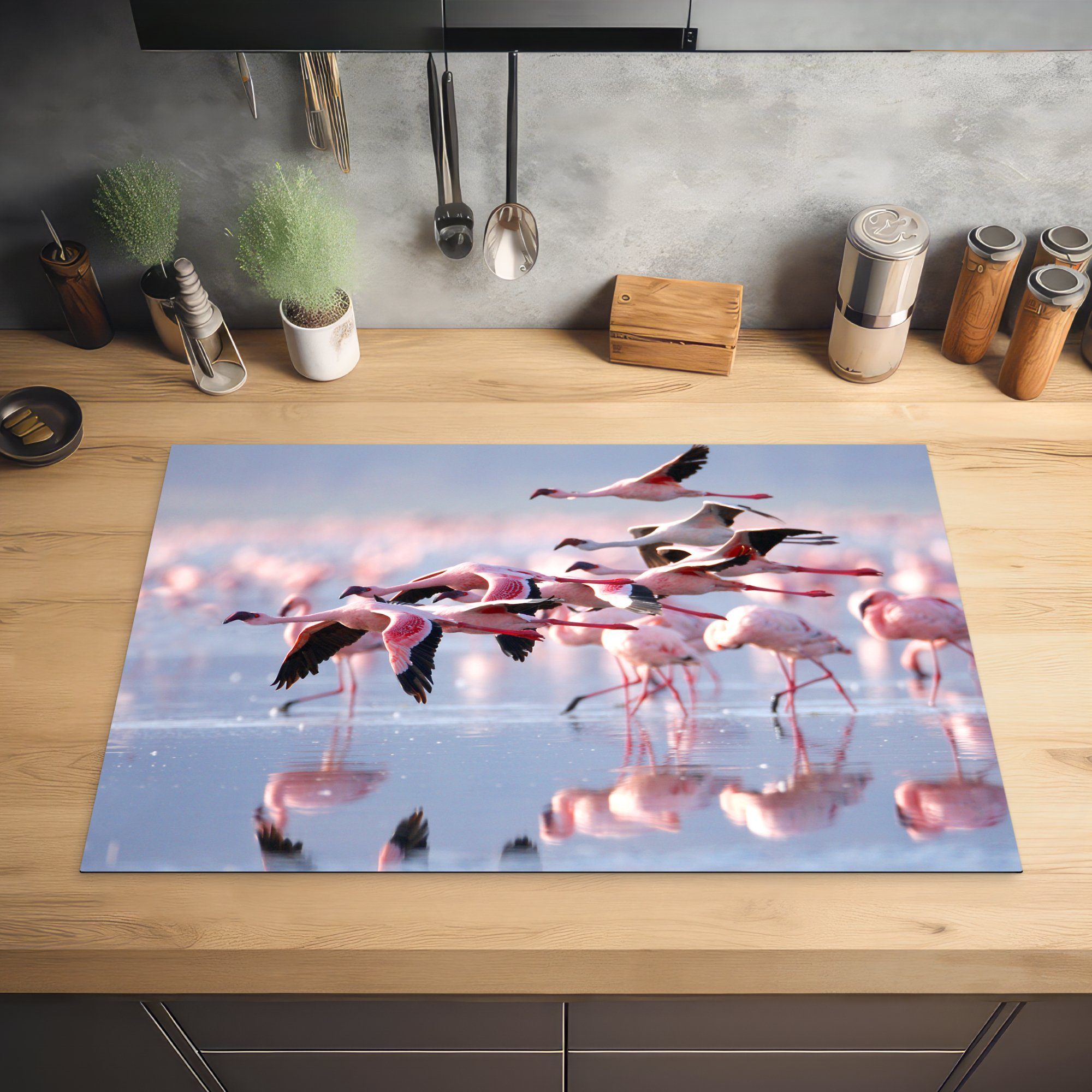 MuchoWow Herdblende-/Abdeckplatte Rosa Flamingos auf Induktionskochfeld für Vinyl, cm, die Schutz 81x52 Wasser, küche, Ceranfeldabdeckung (1 dem tlg)