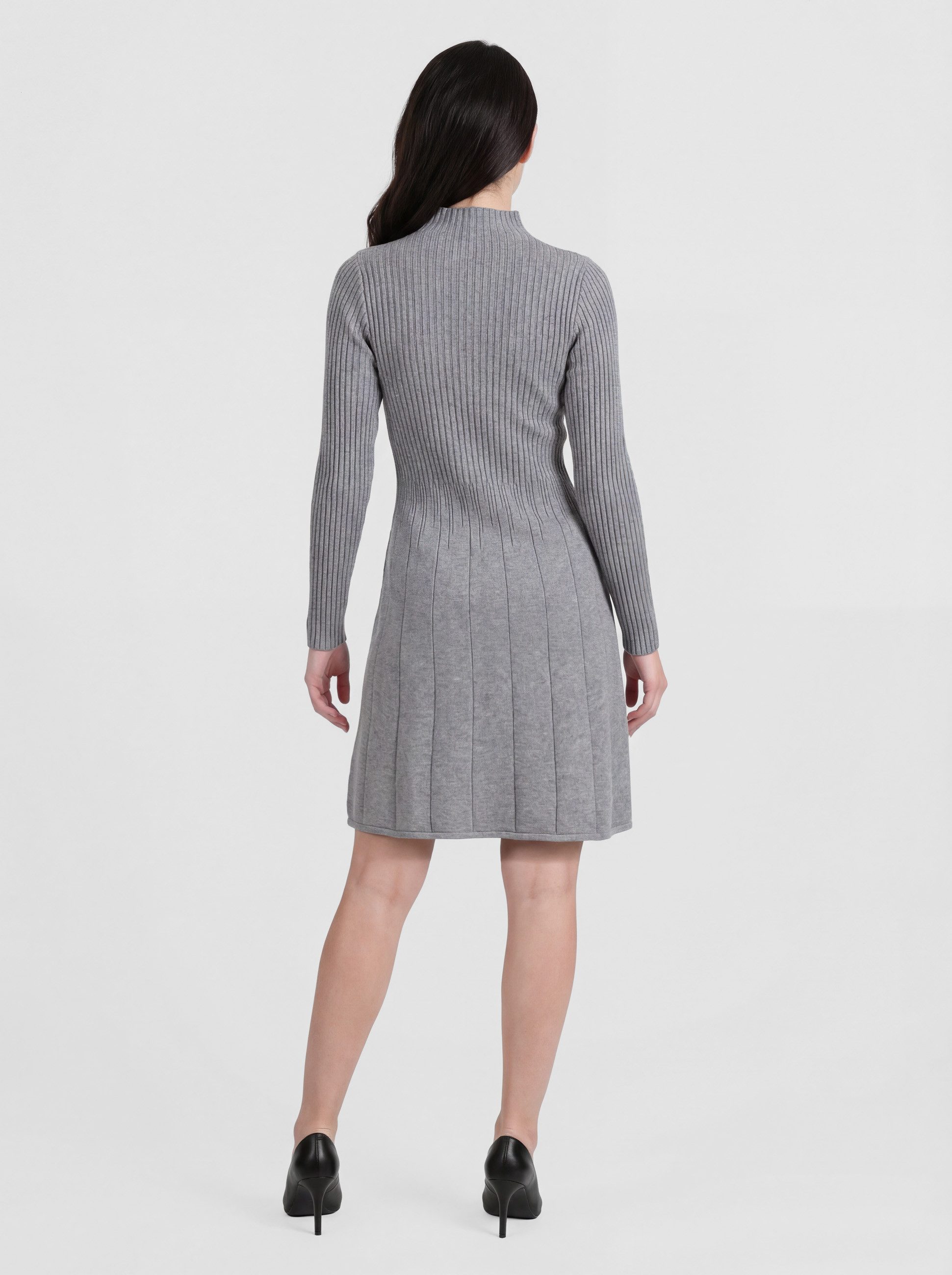 PEKIVESSA Strickkleid Kurzes Rippstrick-Kleid tailliert mit ausgestelltem Rockteil