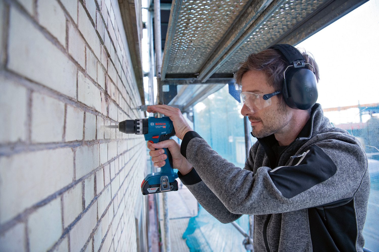 Bosch Professional Akku-Schlagbohrschrauber GSB 18V-45 Professional, inkl. 2 Akkus, Ladegerät und 82-tlg. Zubehör-Set – Bild 4 von 4