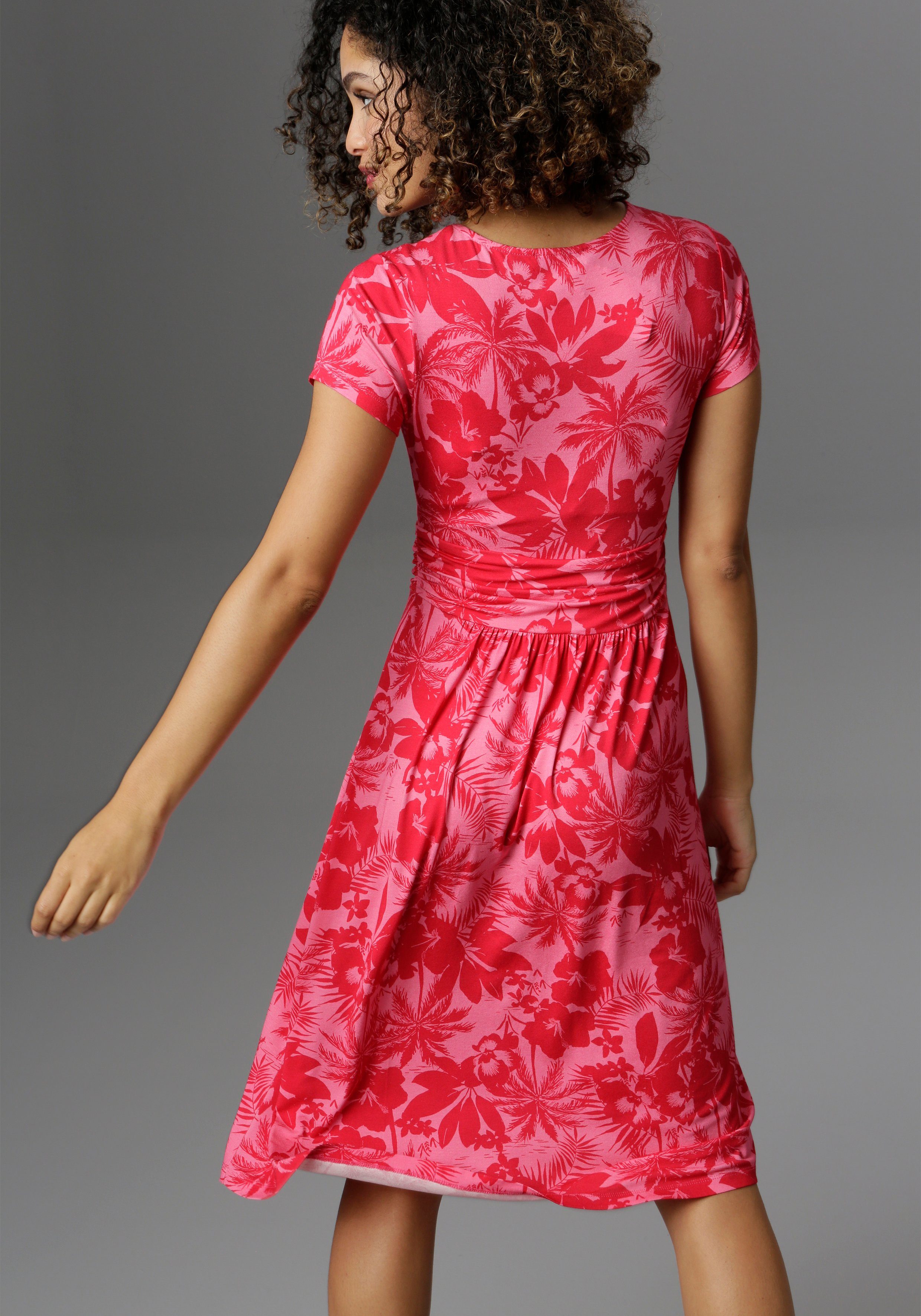 Aniston SELECTED Sommerkleid mit Palmen und Blüten in Knallfarbe günstig online kaufen