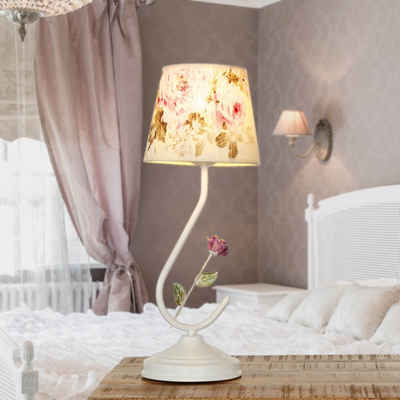 Licht-Erlebnisse Nachttischlampe »VASANTA«, ohne Leuchtmittel, Tischlampe Stoff Schirm Rosen floral romantisch