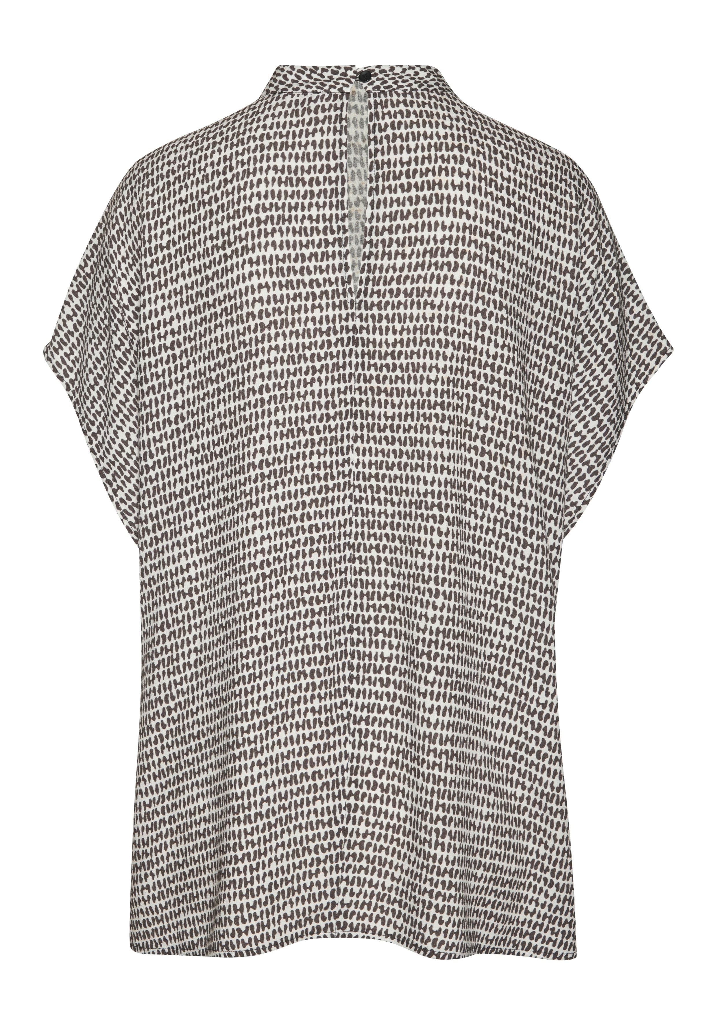 LASCANA Kurzarmbluse mit schmalem Stehkragen und Alloverdruck Blusenshirt mit weiten Ärmeln, elegante Druckbluse, lockere Form – Bild 4 von 5