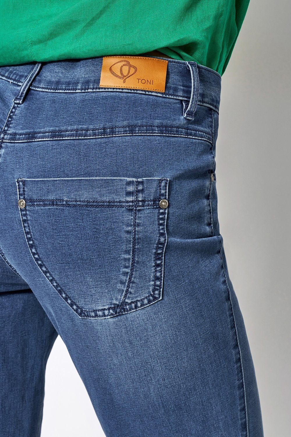 TONI Comfort-fit-Jeans Honey mit Oberschenkelweite entspannter 542 mittelblau 