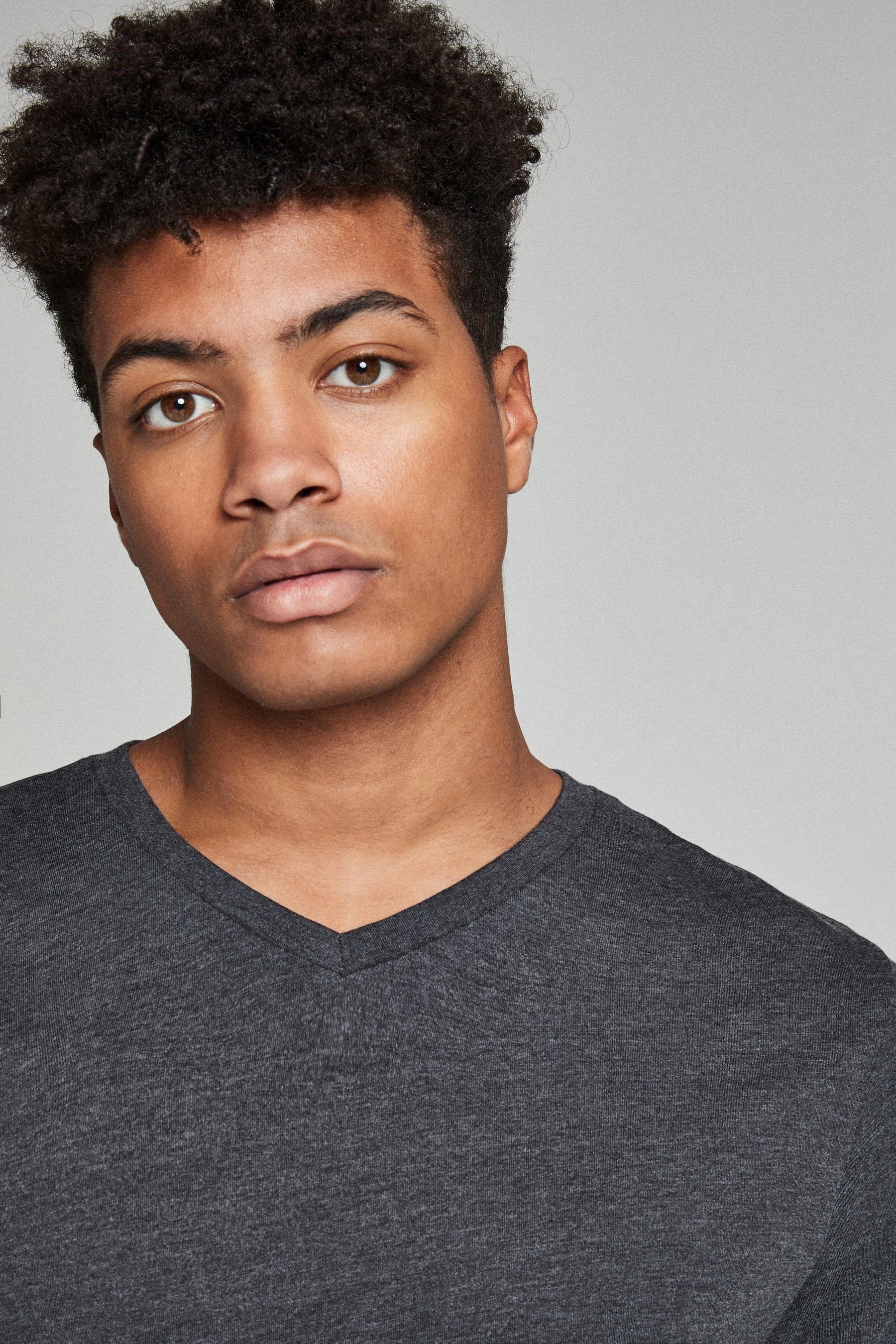 Next T-Shirt Essential T-Shirt mit V-Ausschnitt aus Baumwolle (1-tlg) günstig online kaufen