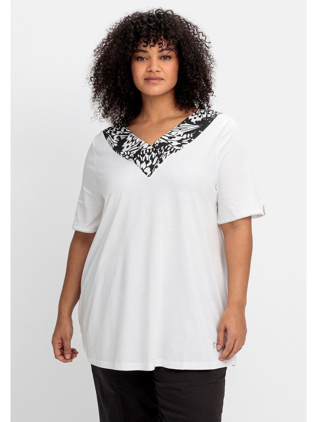 Sheego Longshirt Große Größen mit breiter Blende am V-Ausschnitt weiß bedruckt
