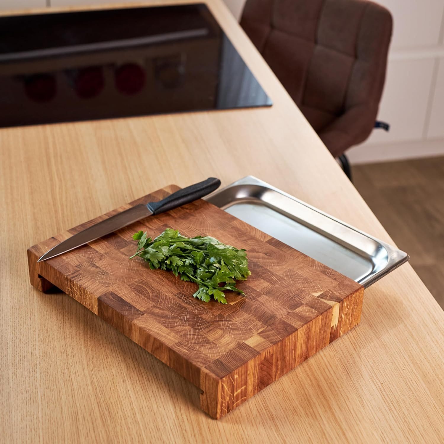 B4K Schneidebrett aus Eiche Stirnholz mit Griffen, Silikonfüßen & Auffangschale