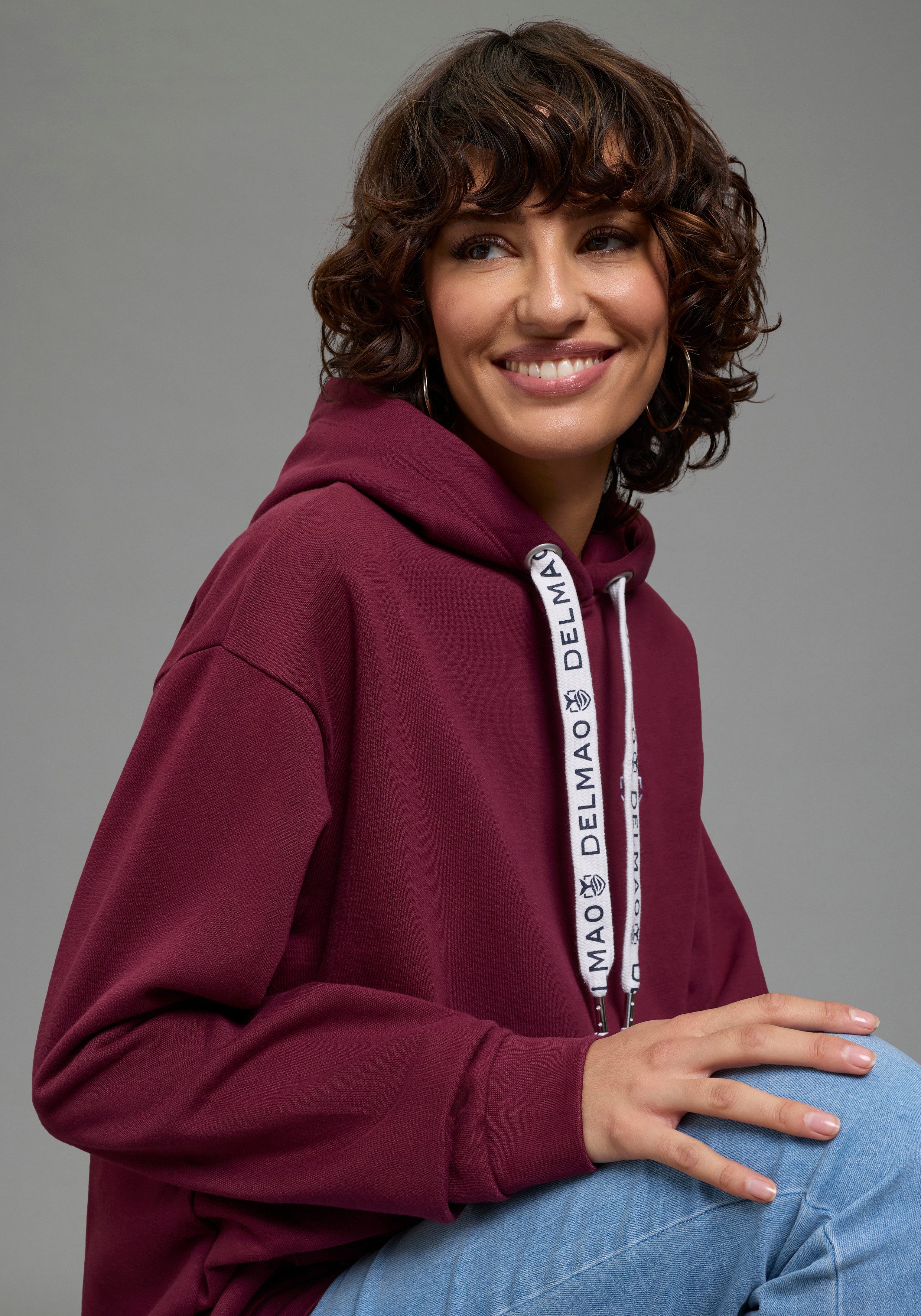 DELMAO Kapuzensweatshirt Weiche Baumwollmischung mit Kängurutasche und bedruckter Kordel