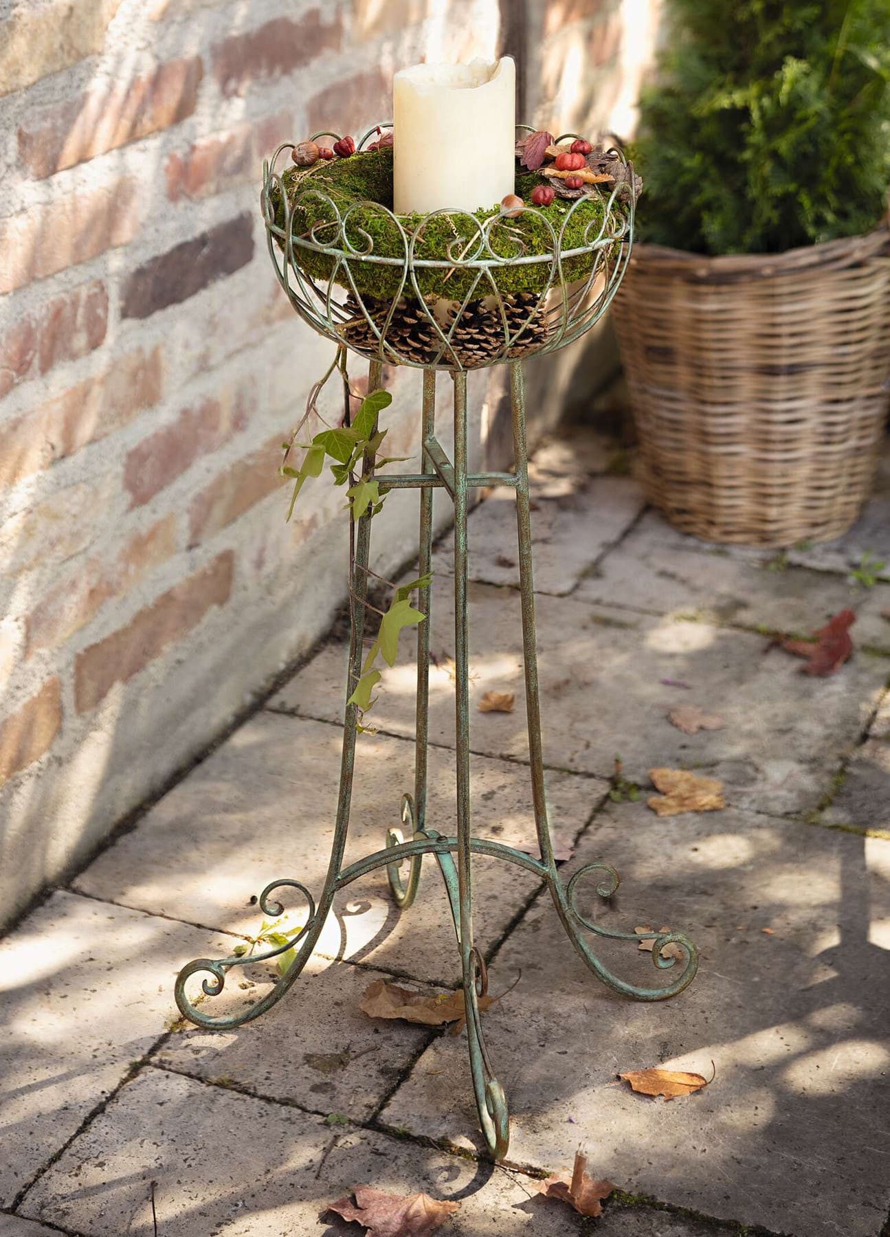 Dekoleidenschaft Blumenständer "Ornamente" Dekoständer grün mit Rost Finish, Metallständer mit Korb, Pflanzenschale, Blumenkorb
