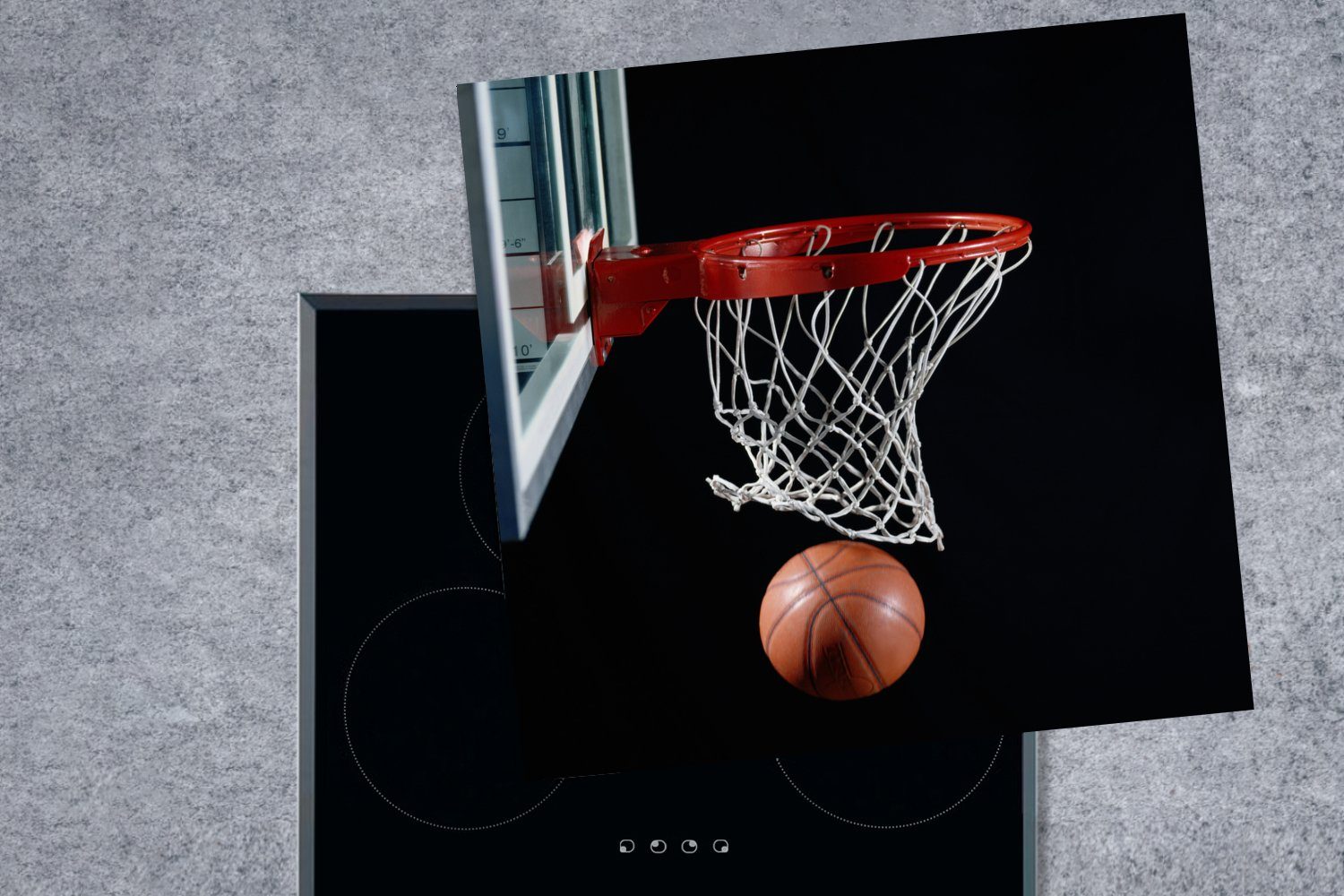 MuchoWow Herdblende-/Abdeckplatte Ein Ceranfeldabdeckung, Hintergrund, Vinyl, auf 78x78 cm, Arbeitsplatte für (1 schwarzem küche Korb tlg), dem neben Basketball