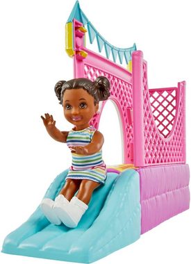 Barbie Anziehpuppe Skipper Babysitters Hüpfburg-Spielset, mit Puppen und Zubehör